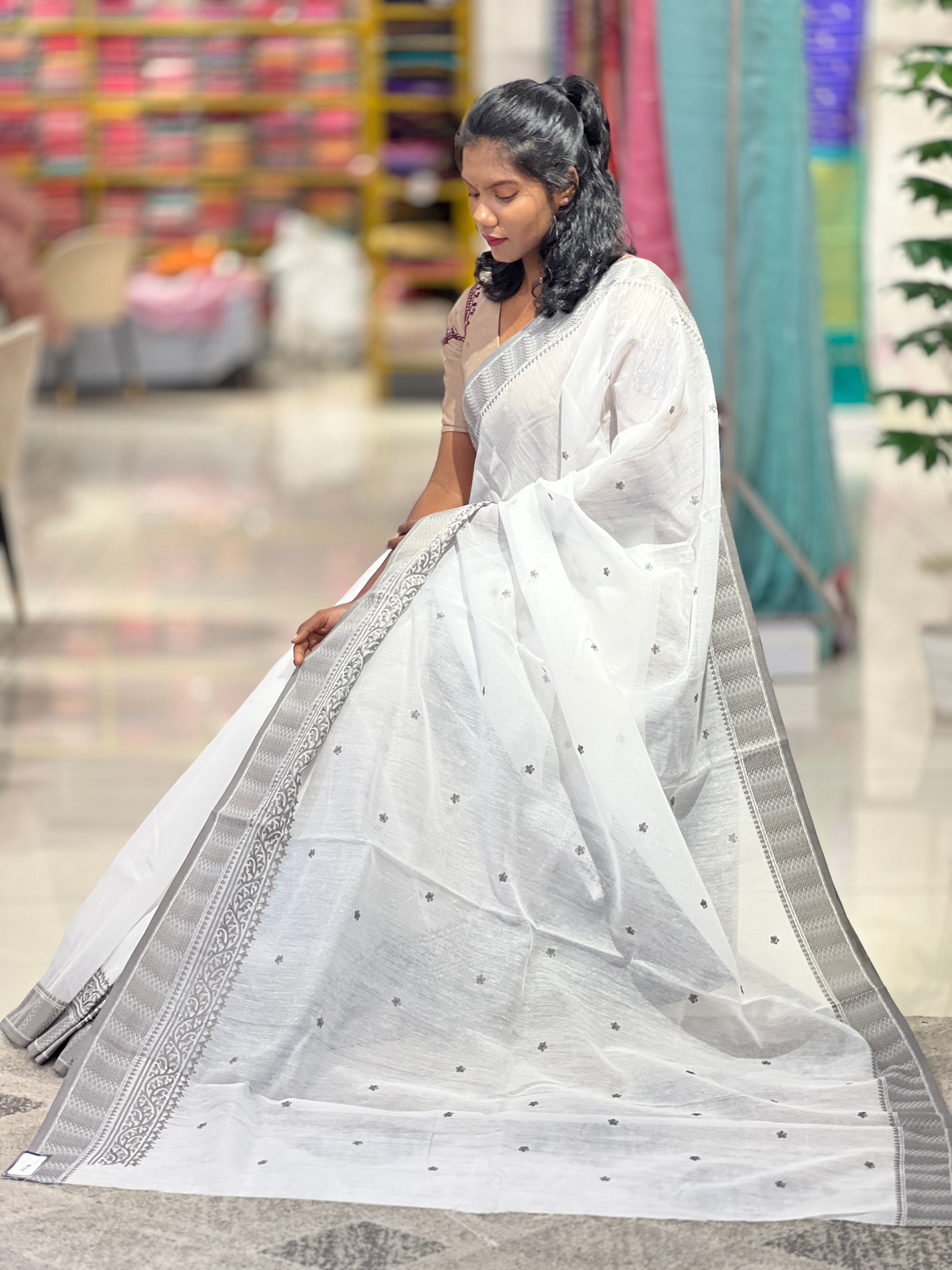 Scattered Emboridery Motifs Detailed Linen Saree | VNC111