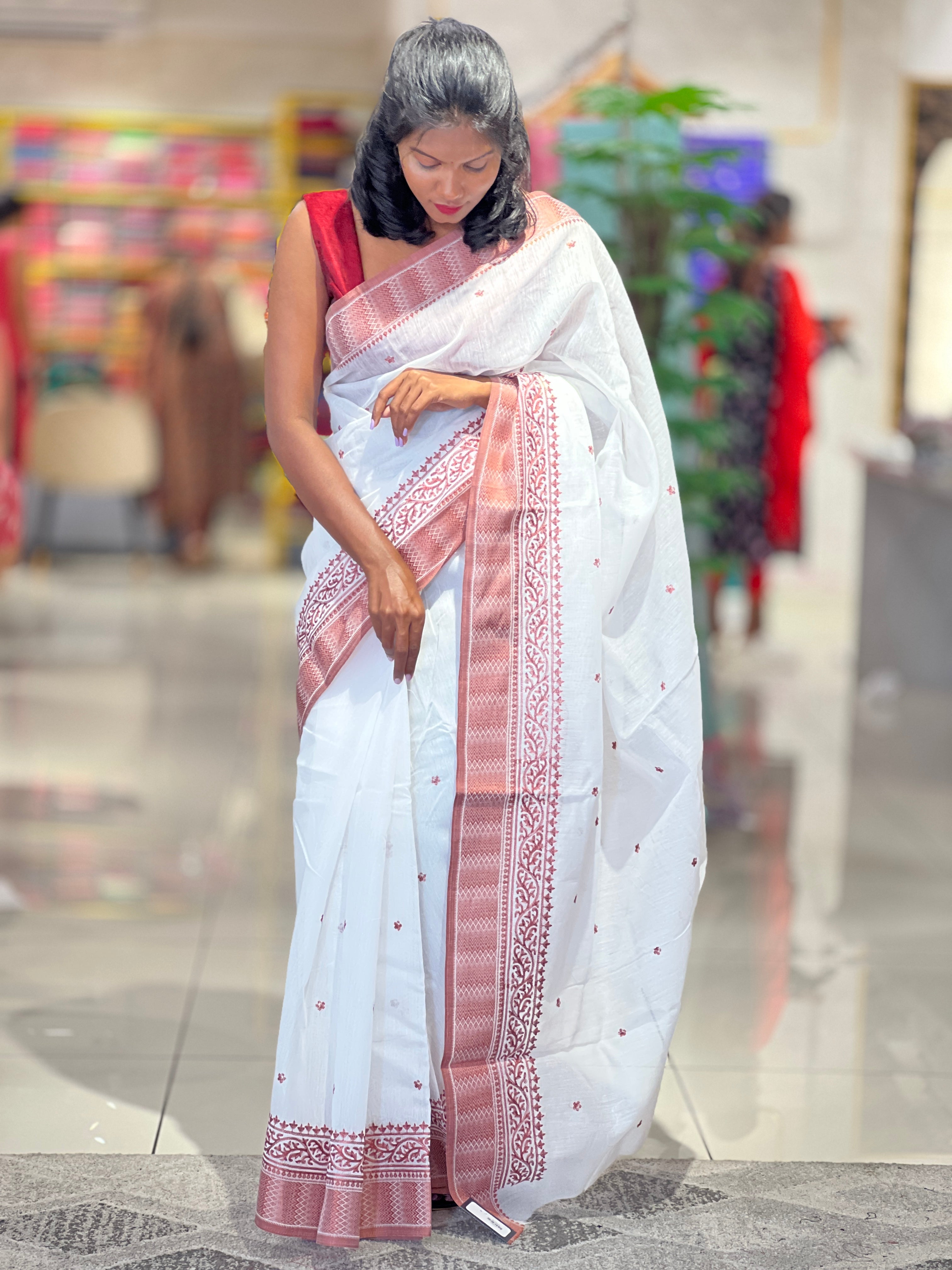 Scattered Emboridery Motifs Detailed Linen Saree | VNC112