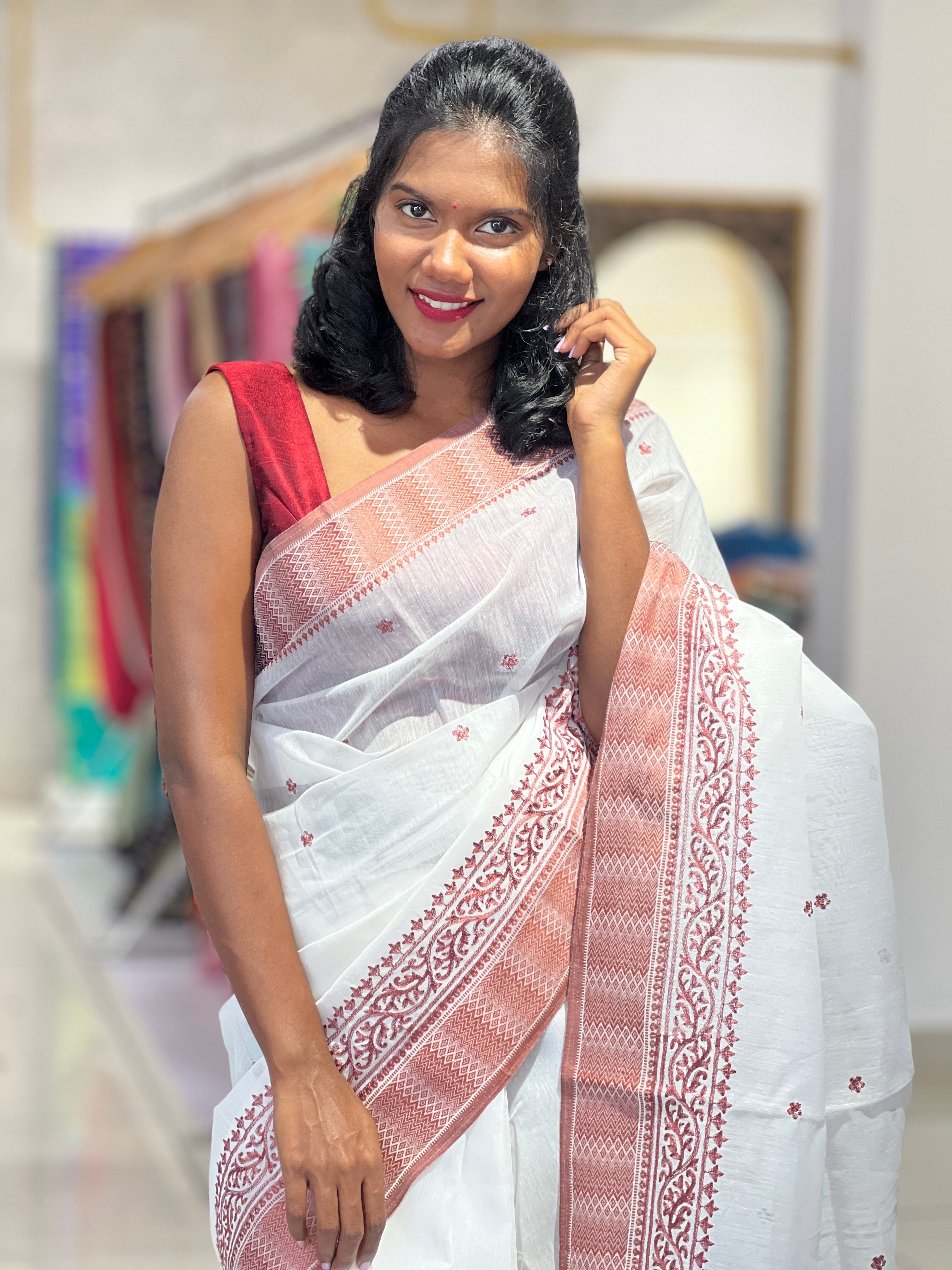 Scattered Emboridery Motifs Detailed Linen Saree | VNC112