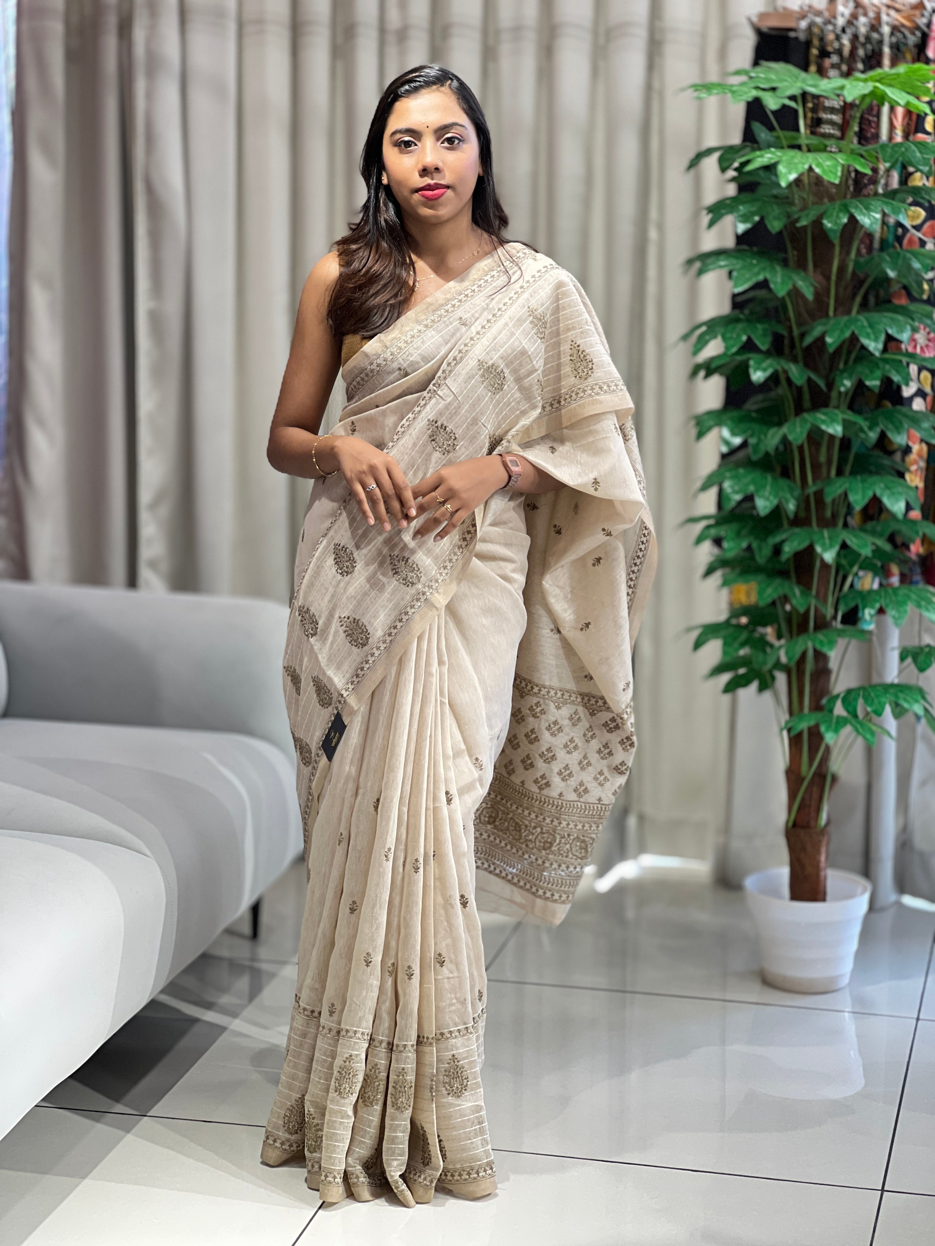 Computerized Embroidery Detailed Linen Saree | SSN302