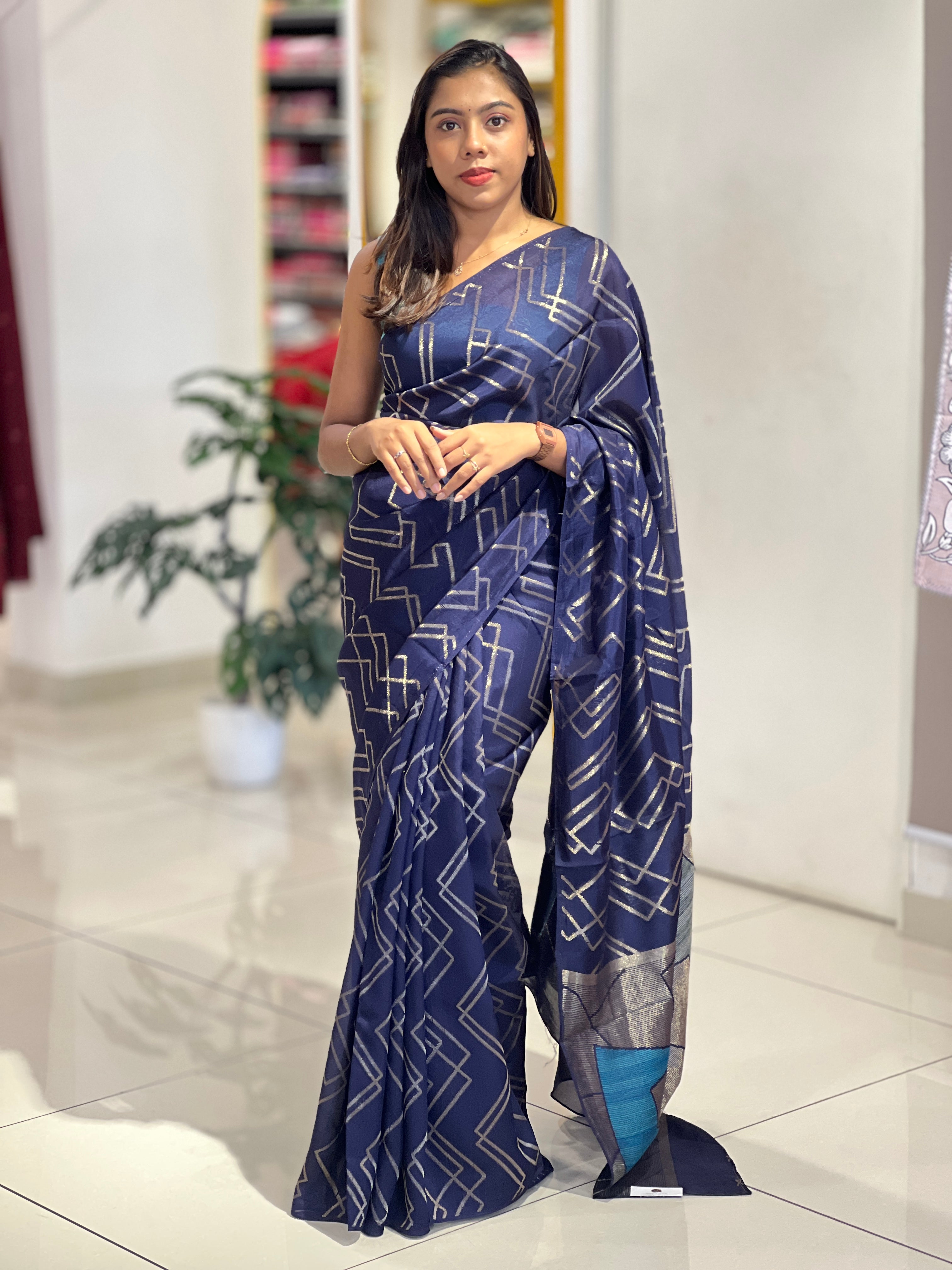 Zari Geometrical Patterned Banarasi Silk Saree | YNG643