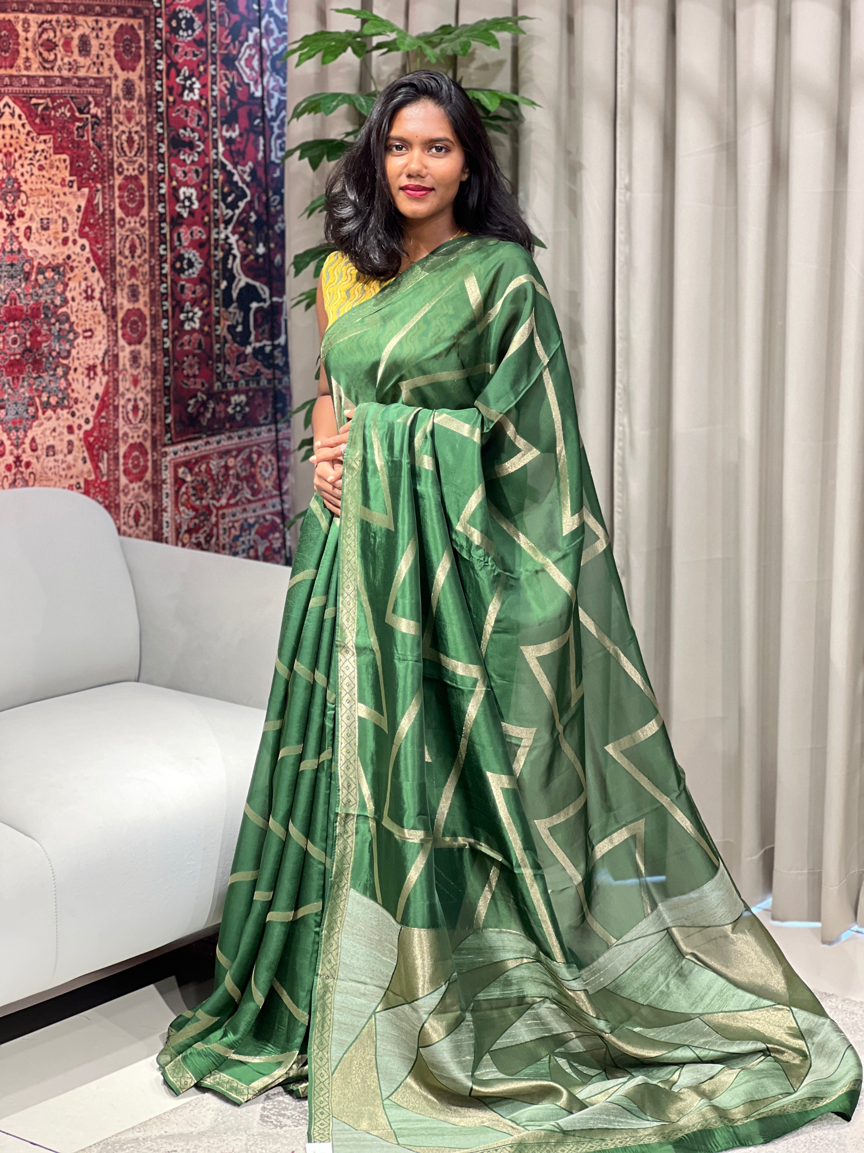 Zari Geometrical Patterned Banarasi Silk Saree | YNG645