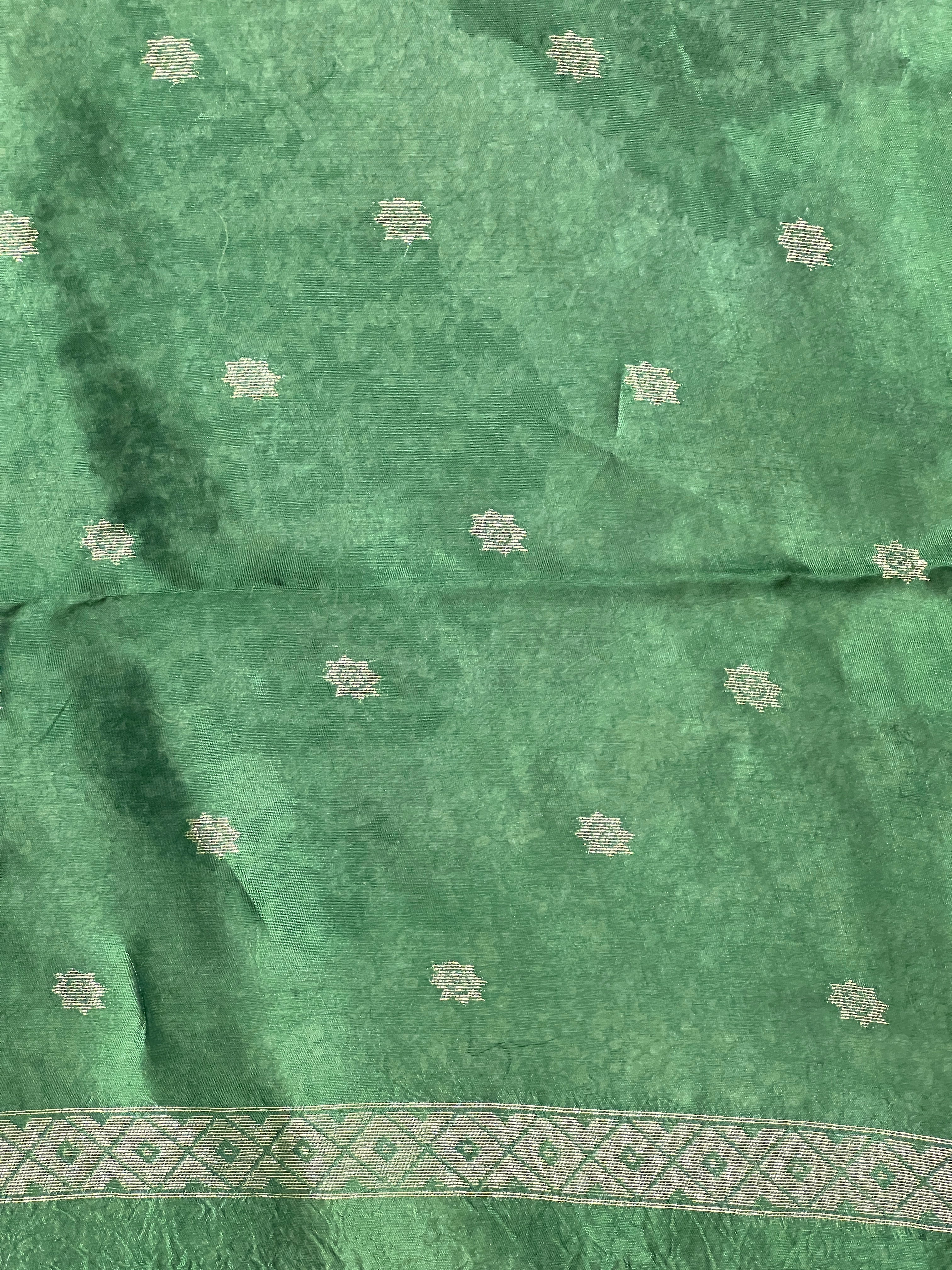 Zari Geometrical Patterned Banarasi Silk Saree | YNG645