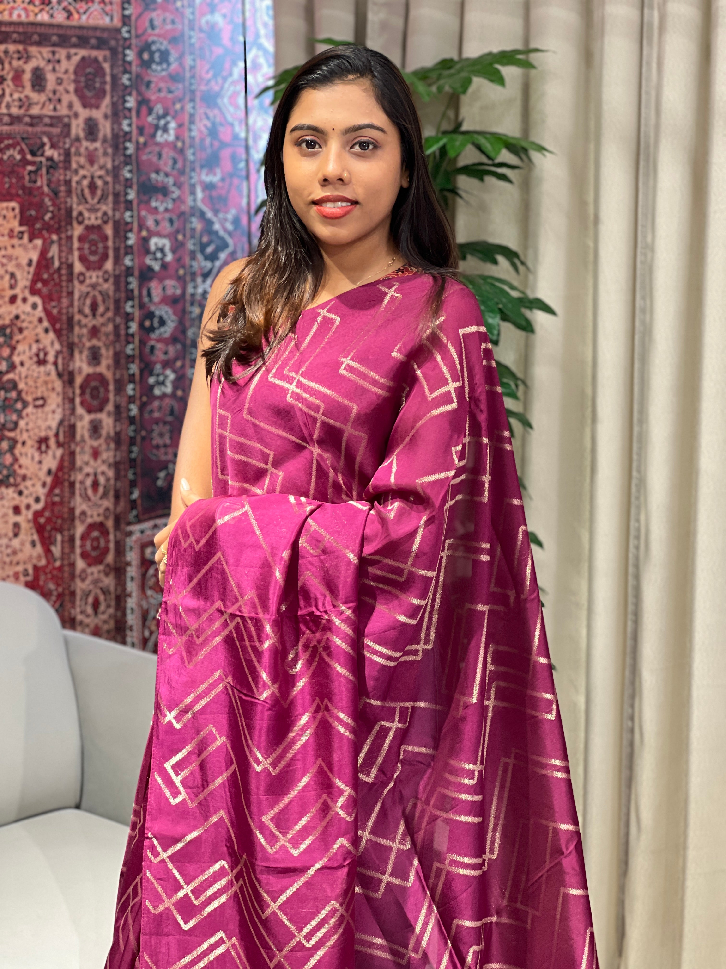 Zari Geometrical Patterned Banarasi Silk Saree | YNG644