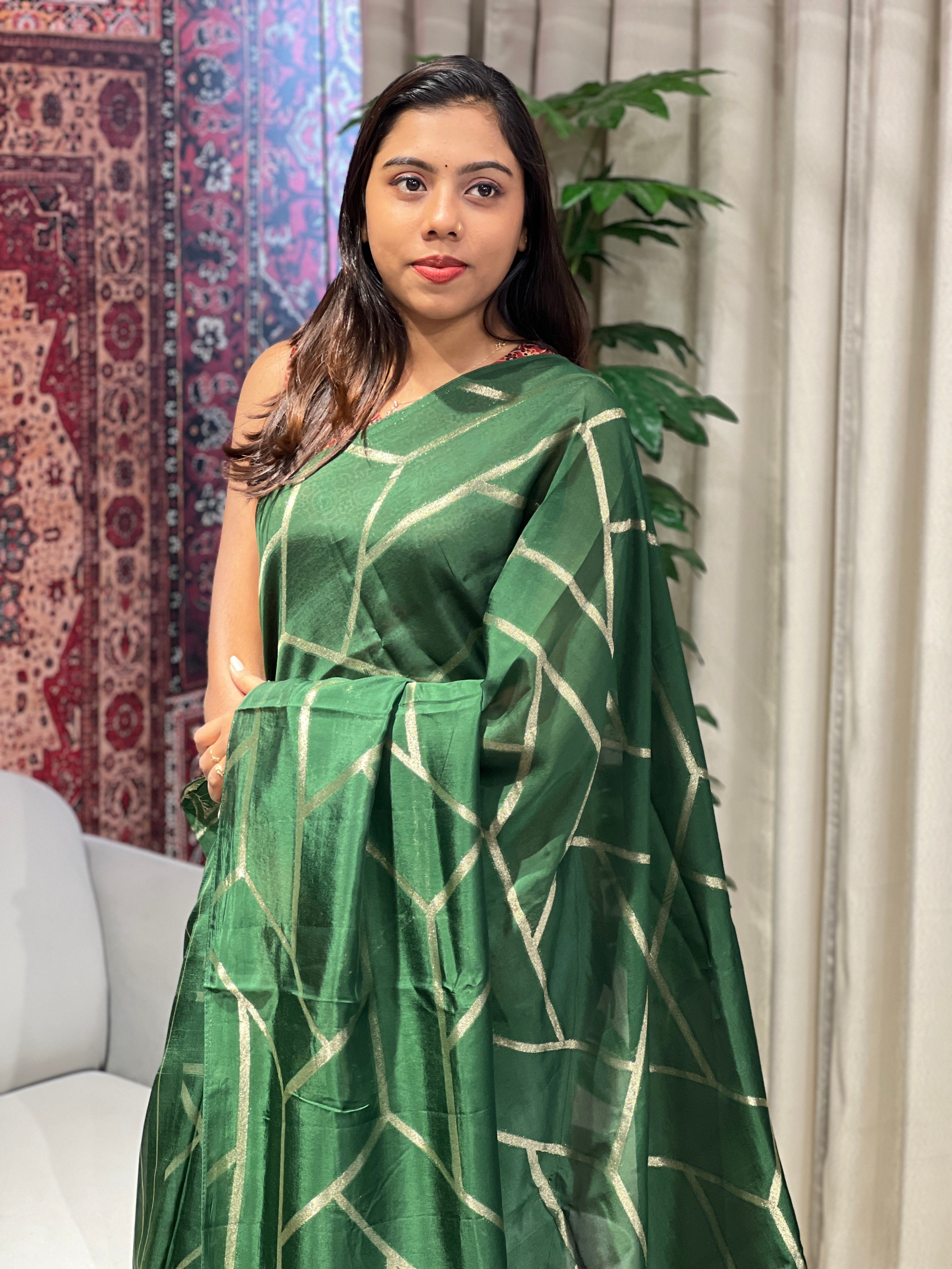 Zari Woven Geometric Patterned Banarasi Silk | YNG642