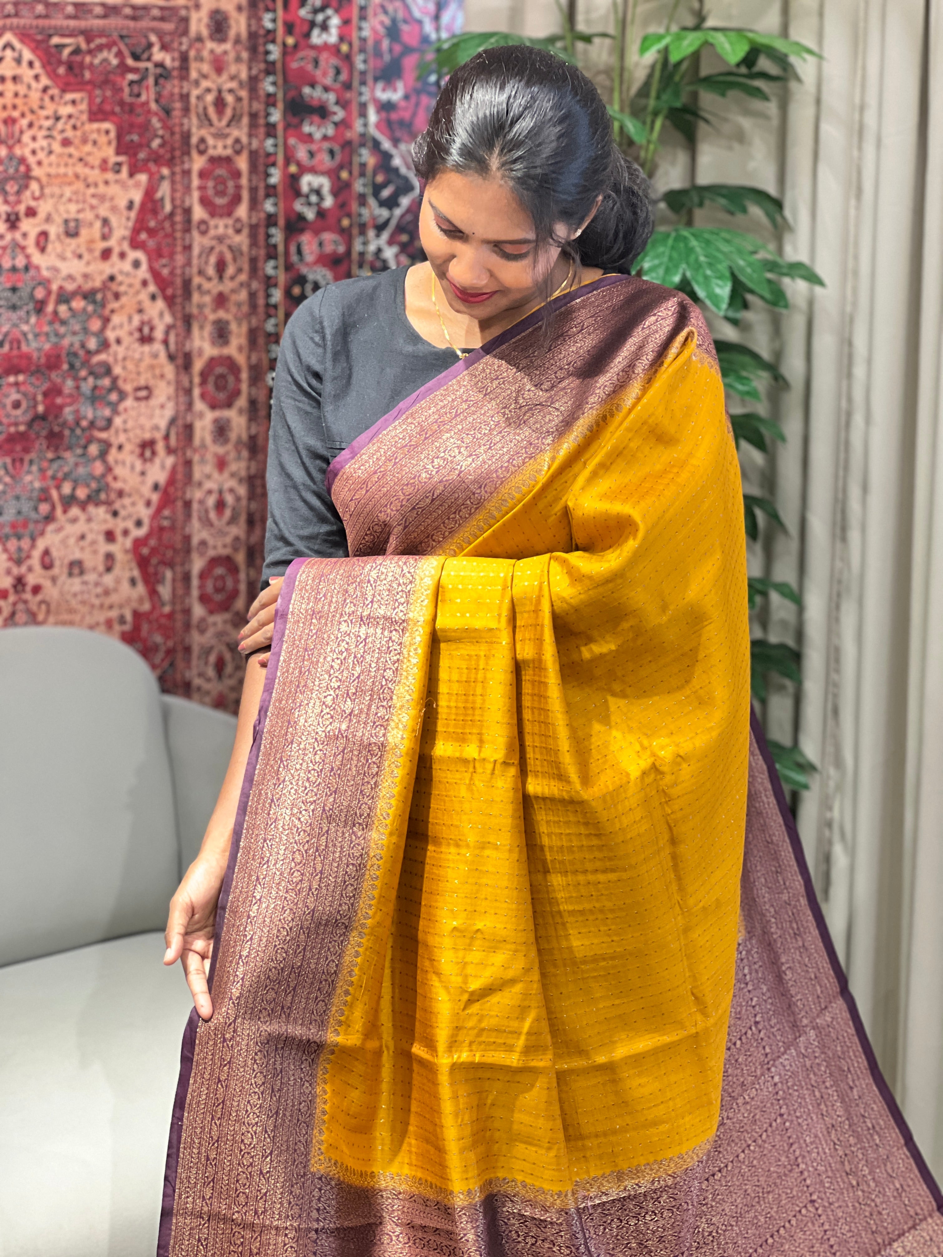 Zari & Thread Weaving Banarasi Saree | YNG690