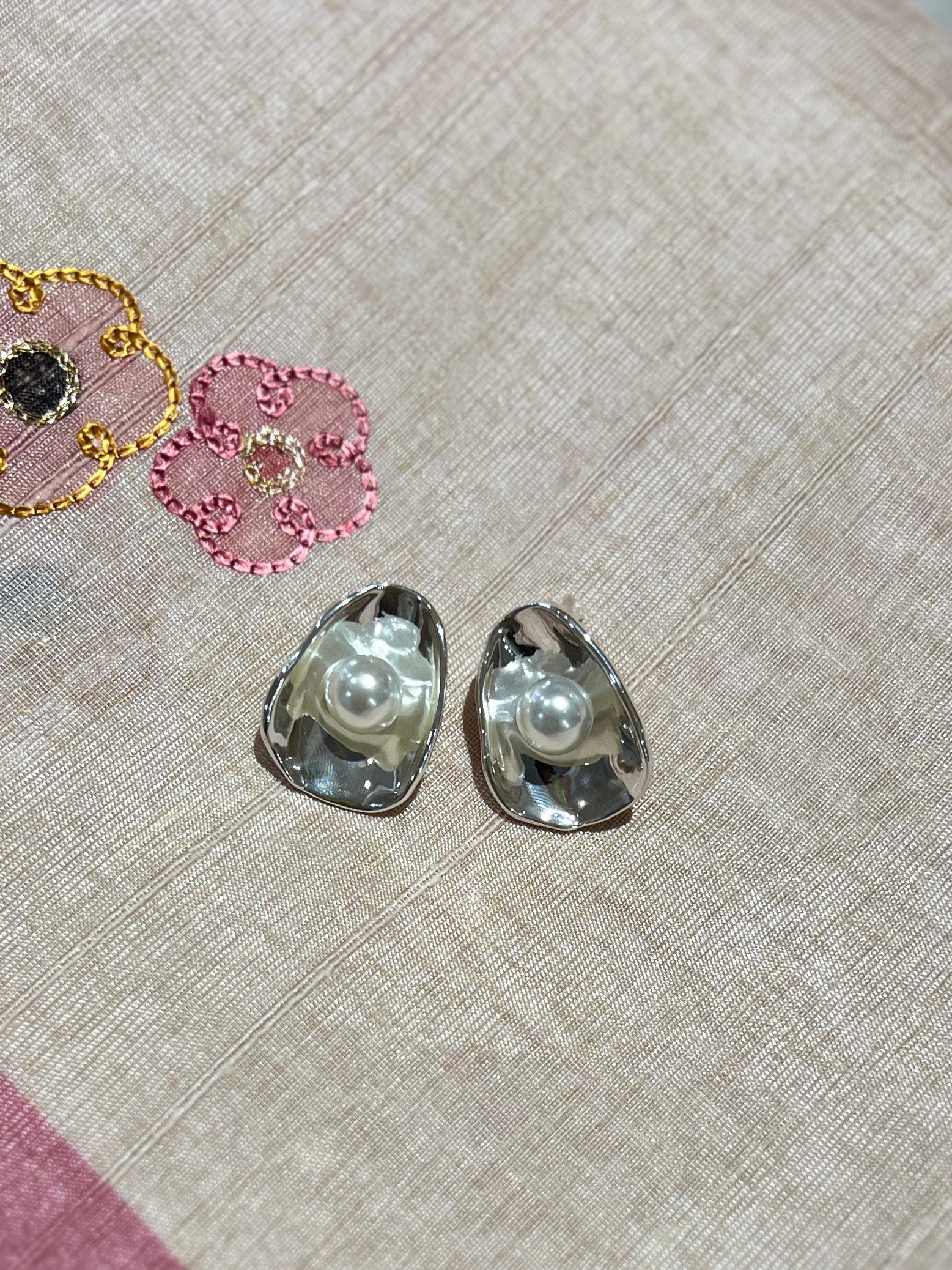 Silver Aura Pearl Earrings | JE133