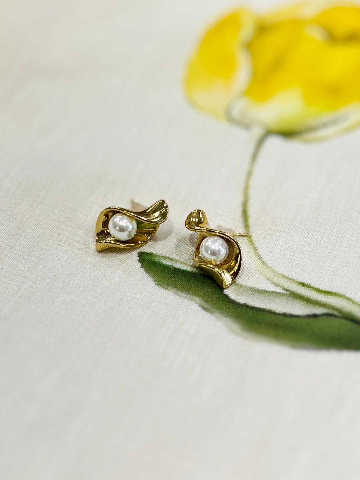 Golden Pearl Wave Earrings | JE130