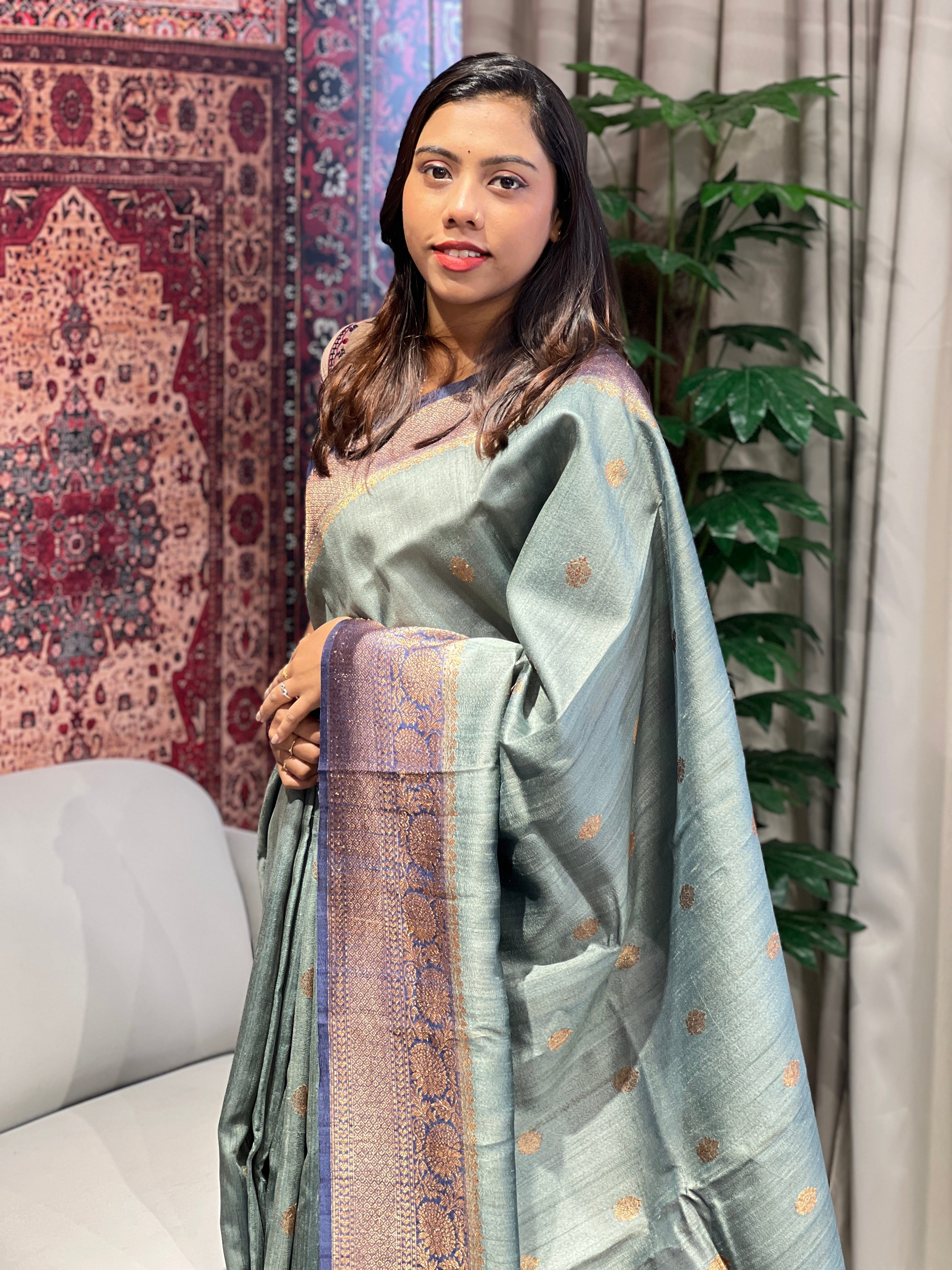 Golden Zari Butta Tussar Banarasi Saree | YNG732