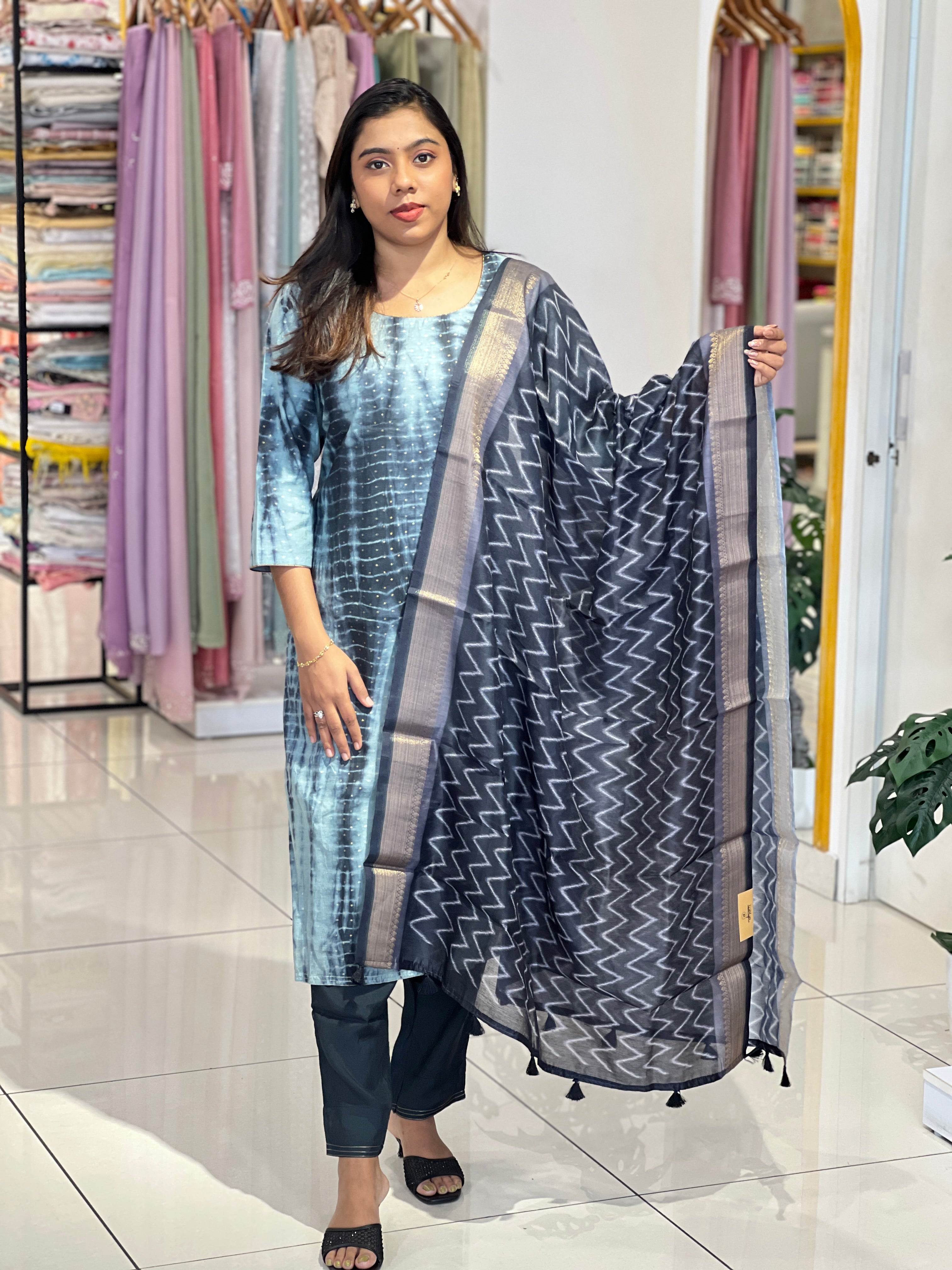 Buti Woven Pattern Chanderi Kurta Set | IHP178