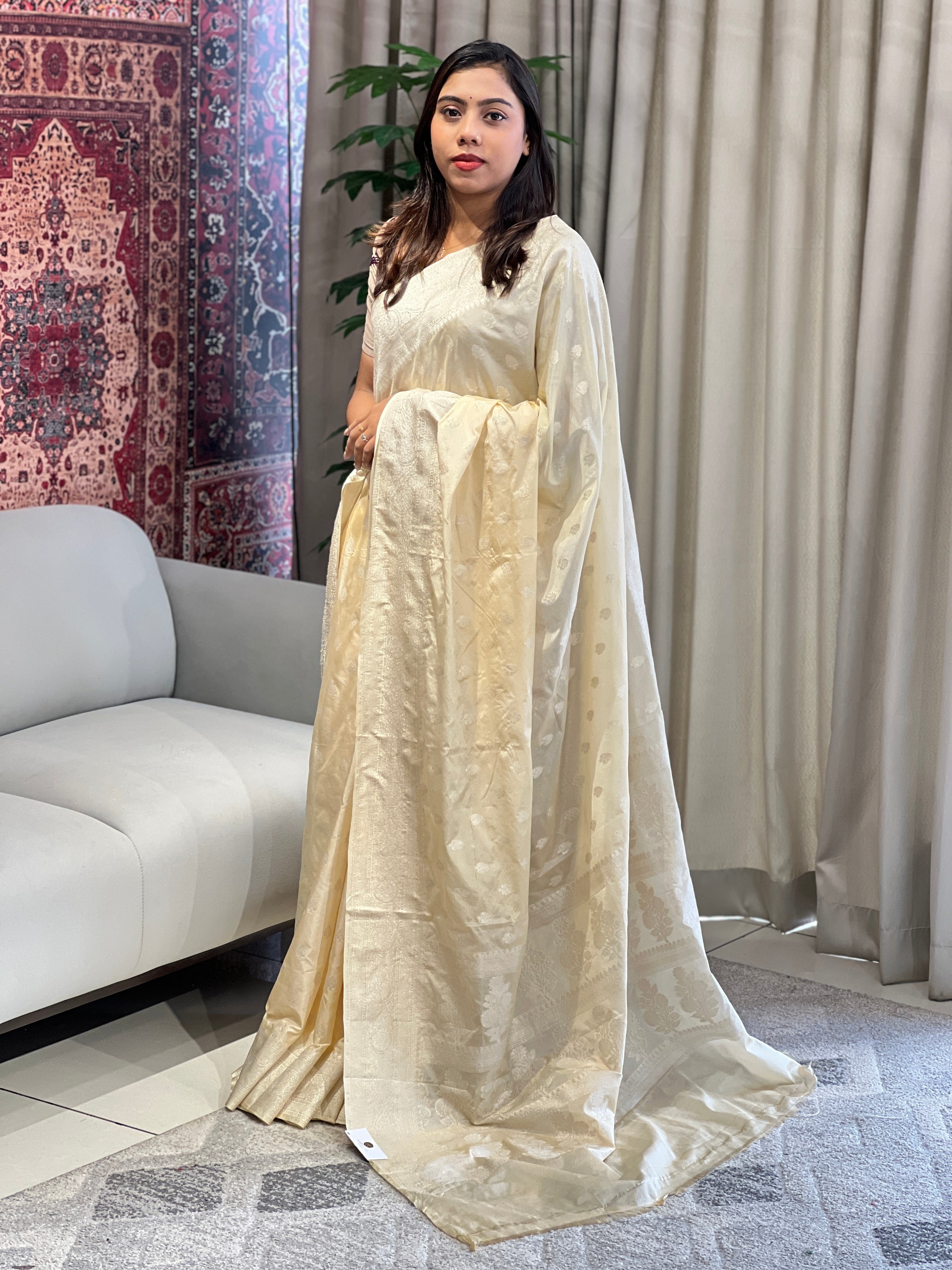 Zari And Thread Woven Banarasi Saree | YNG717