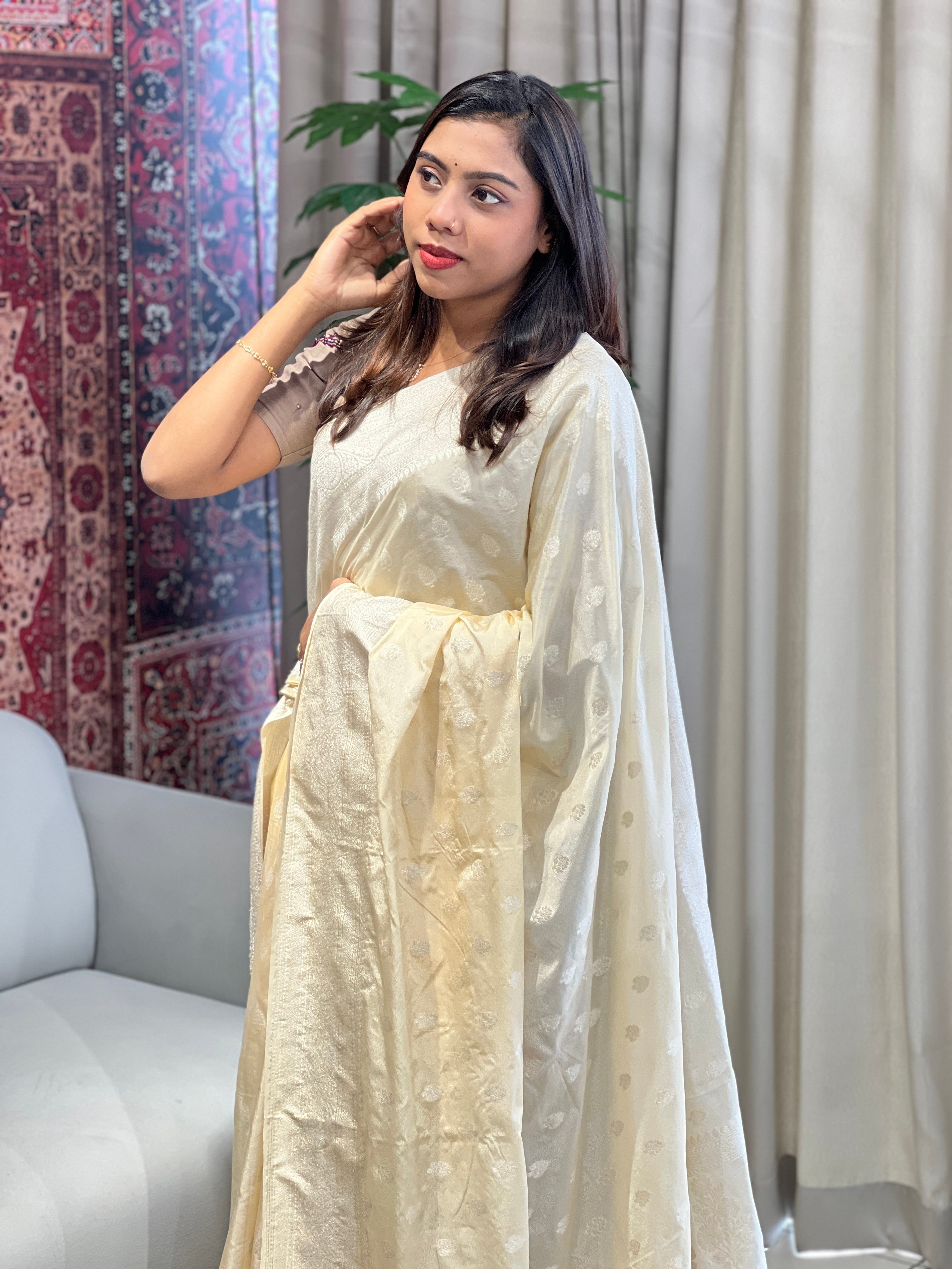 Zari And Thread Woven Banarasi Saree | YNG717