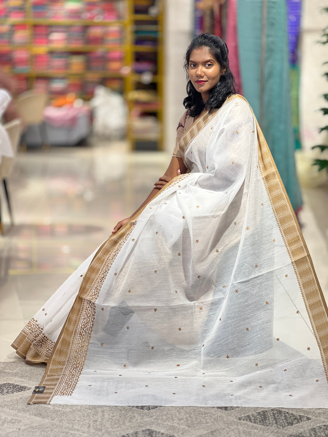 Scattered Embroidery Motifs Detailed Linen Saree | VNC113