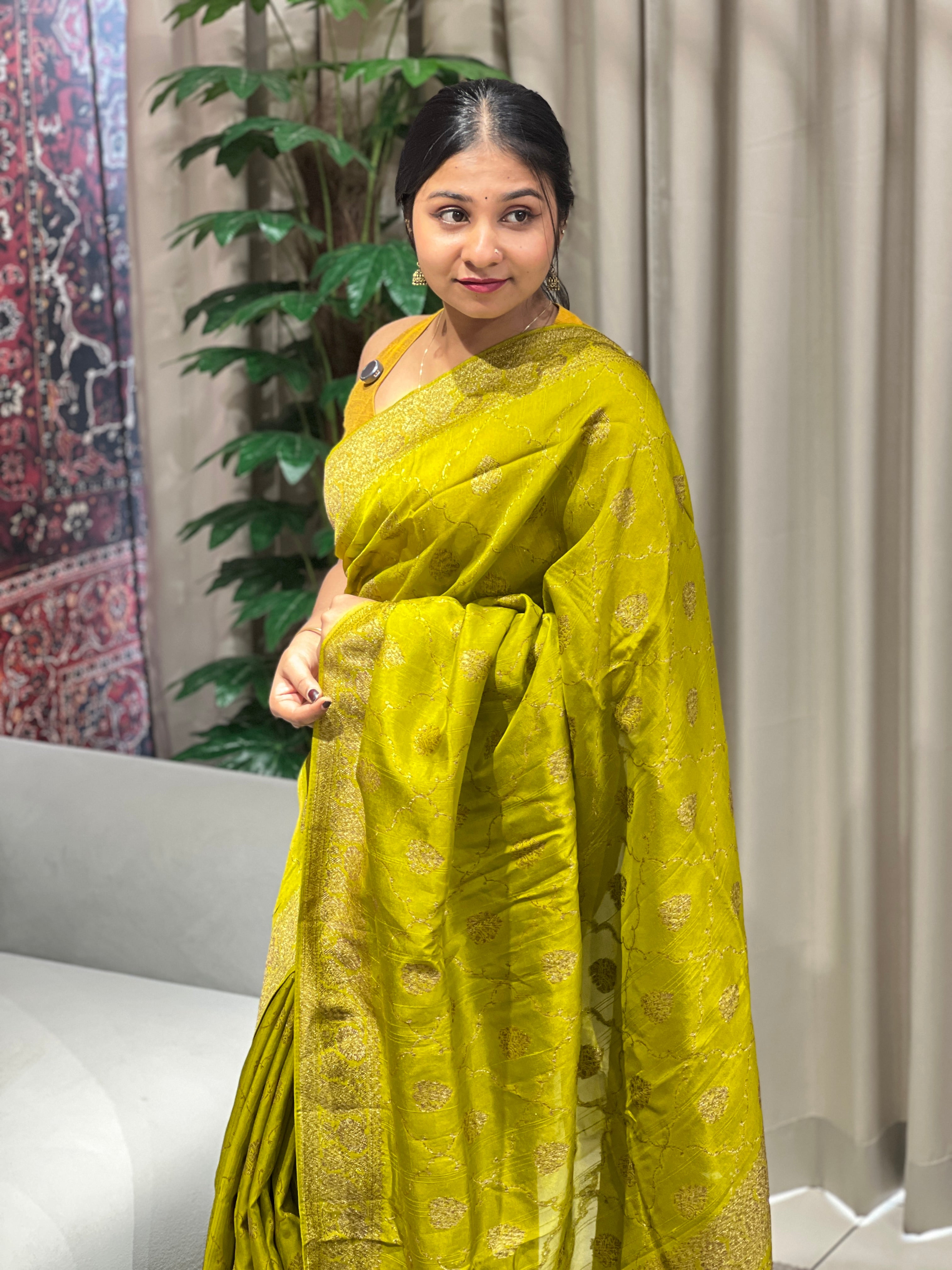 Zari and Thread Woven Banarasi Saree | YNG798