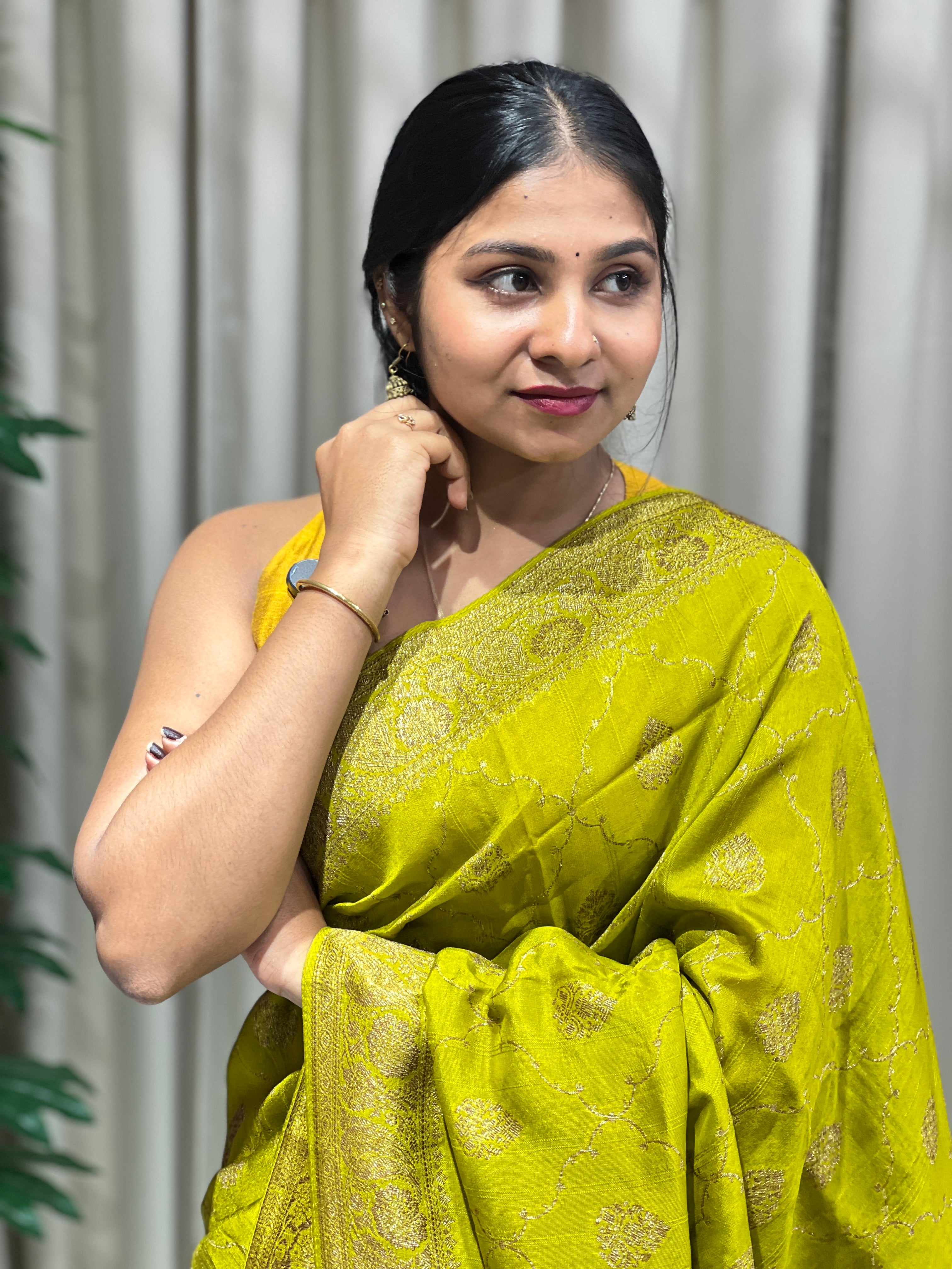 Zari and Thread Woven Banarasi Saree | YNG798