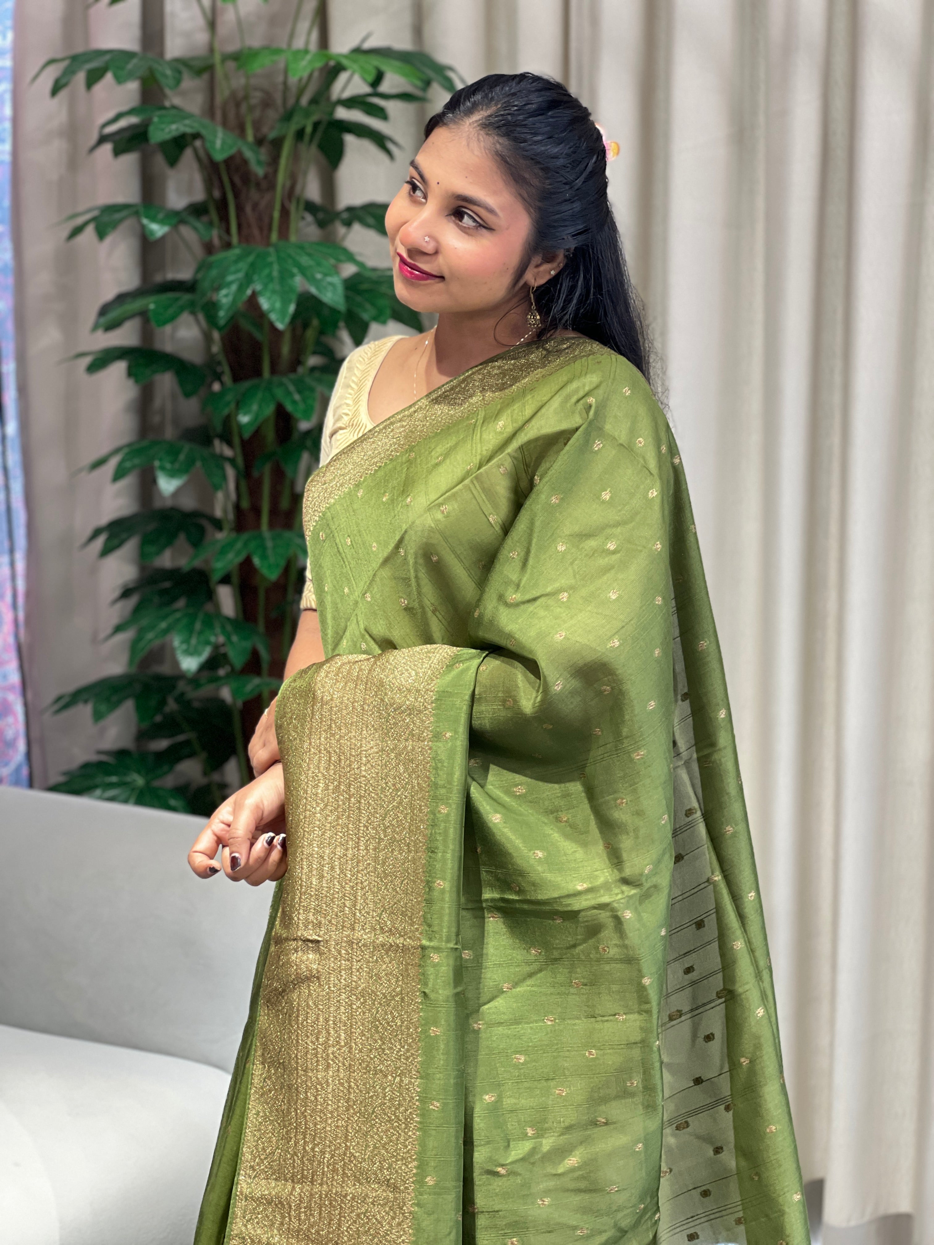 Zari and Thread Woven Banarasi Saree | YNG799