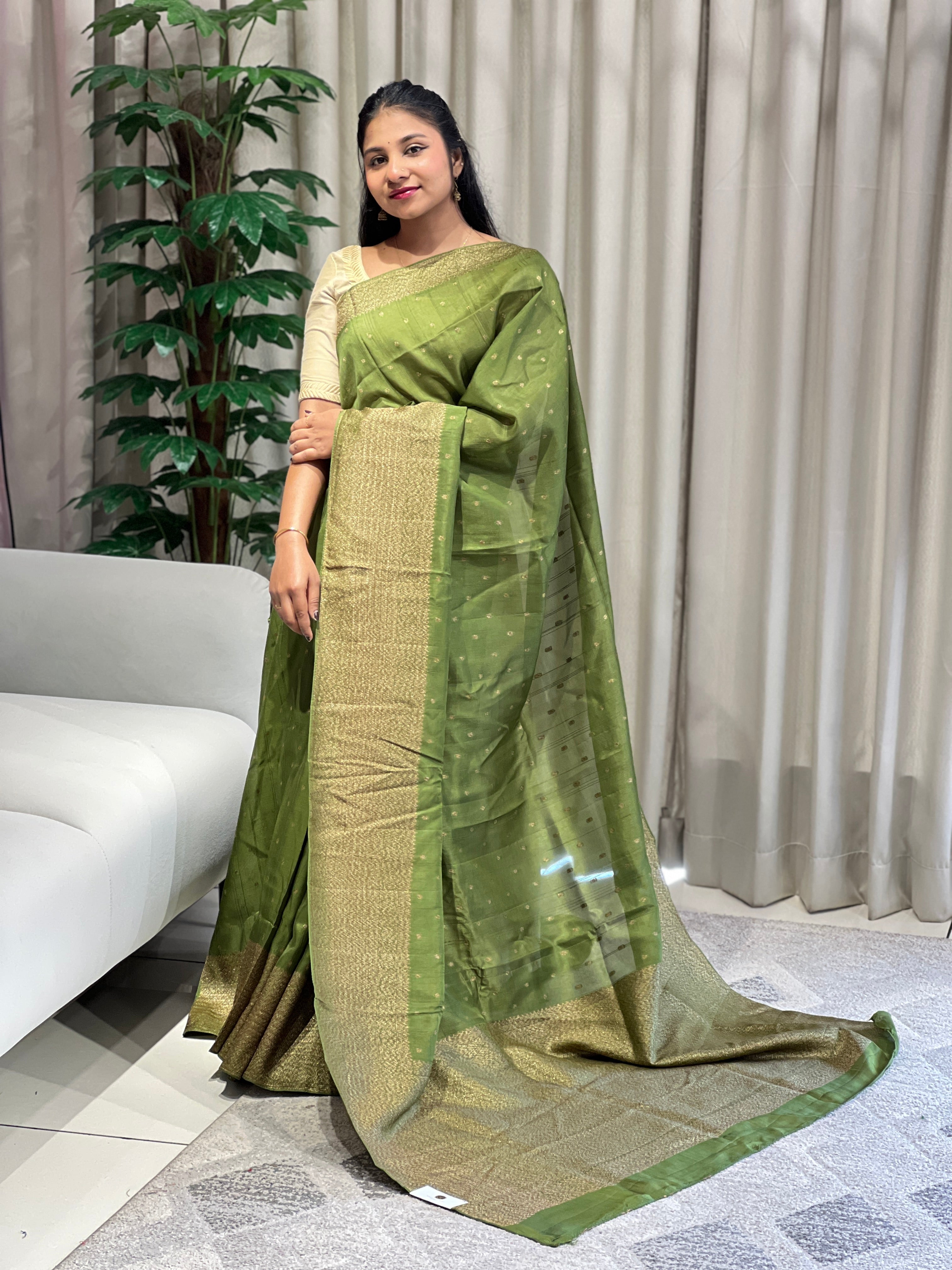 Zari and Thread Woven Banarasi Saree | YNG799