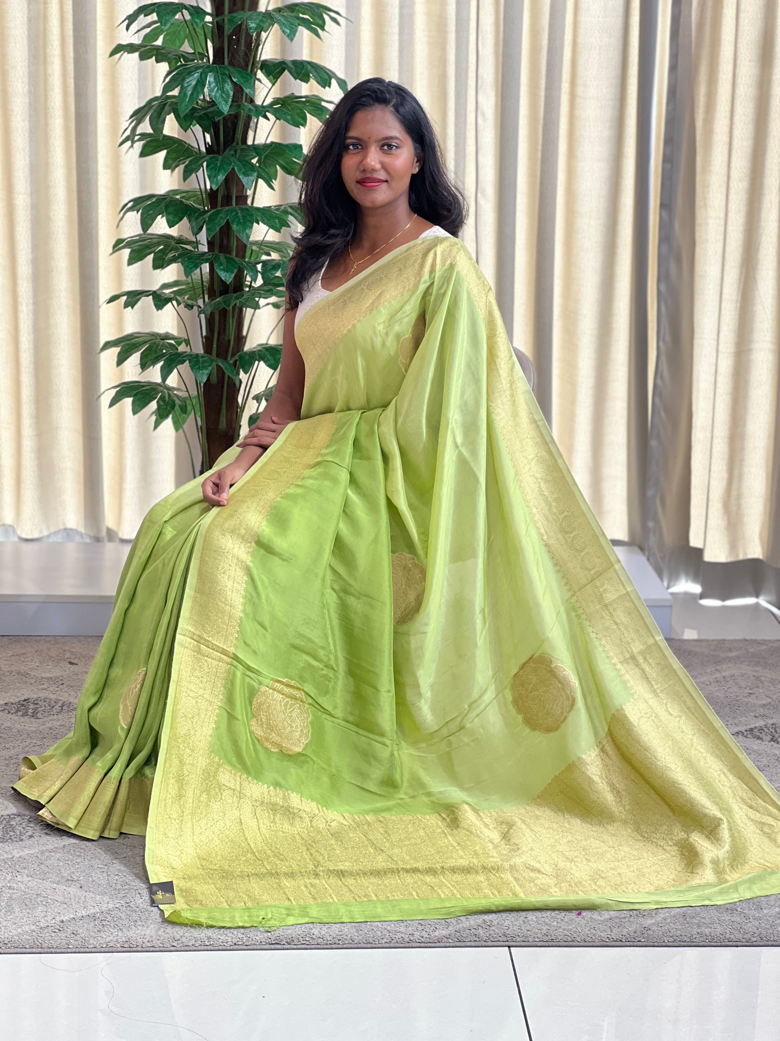 Circular Pattern Crepe Finish Saree | RS131