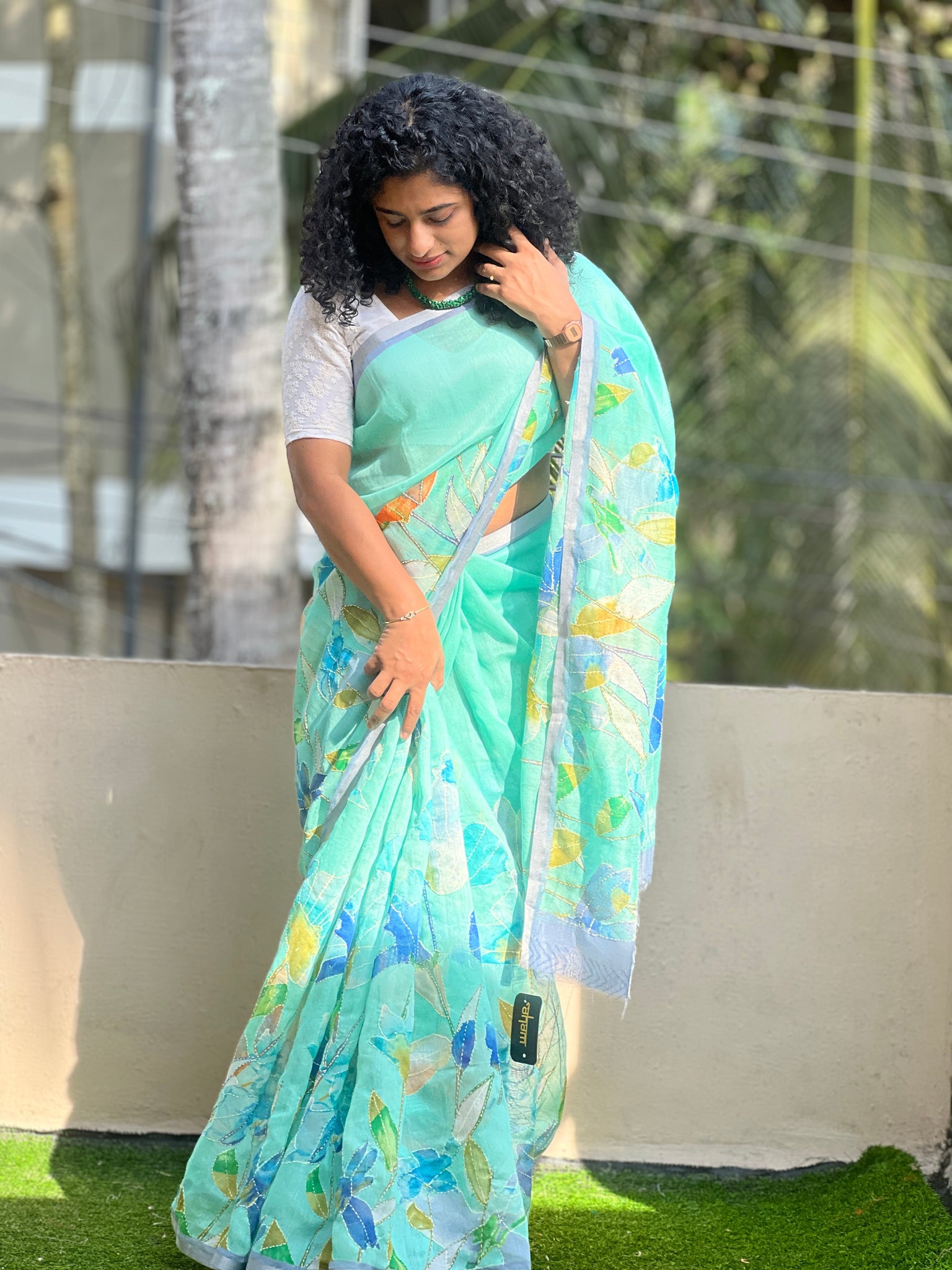 Beutiful Linen Saree With Floral Print