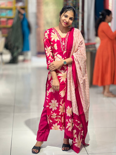 Floral Print & Embroidery Detailed Muslin Finish Kurta Set | FW288