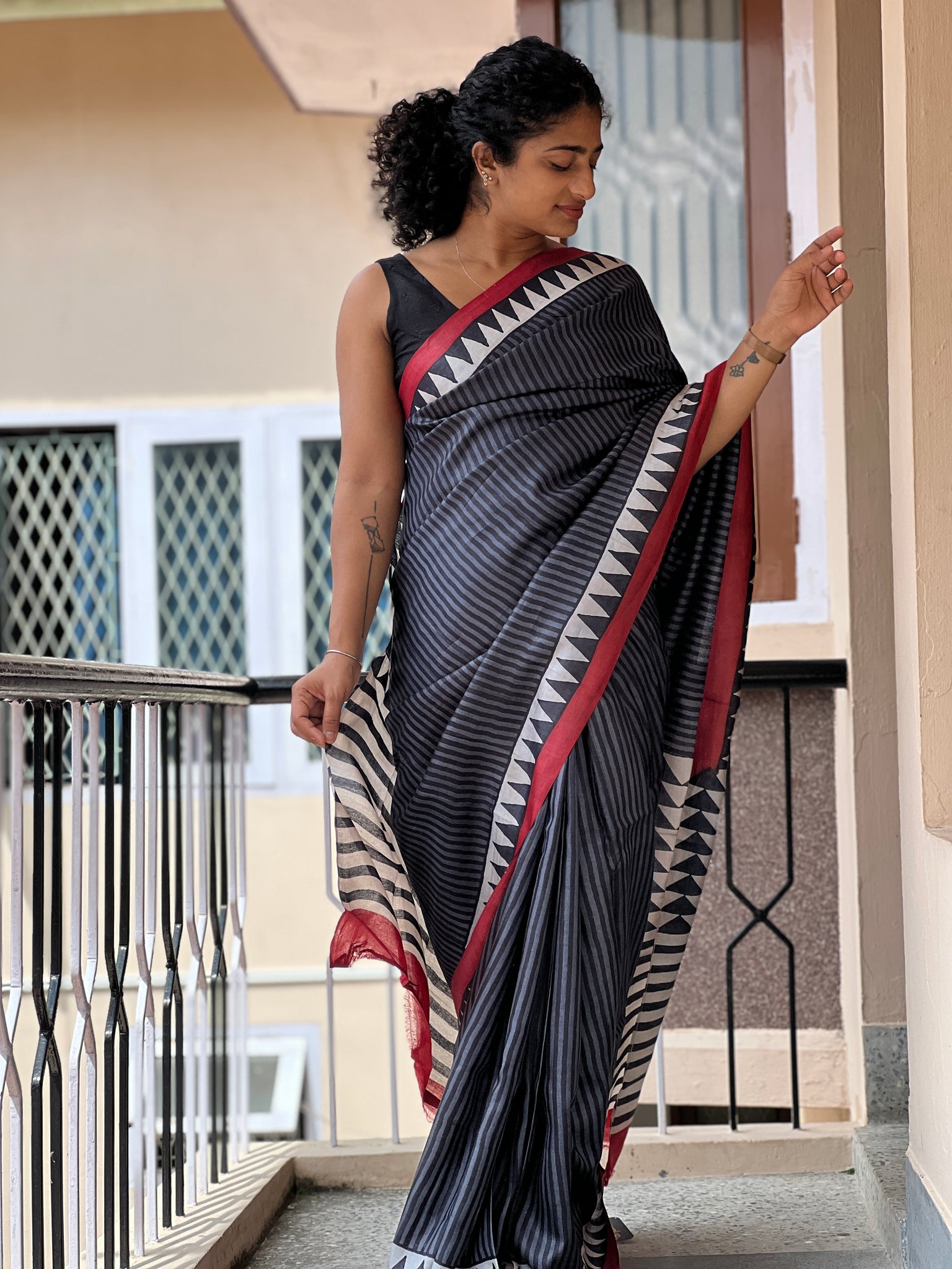 Banarasee Handwoven Semi Silk Saree With Floral Border Design-Red