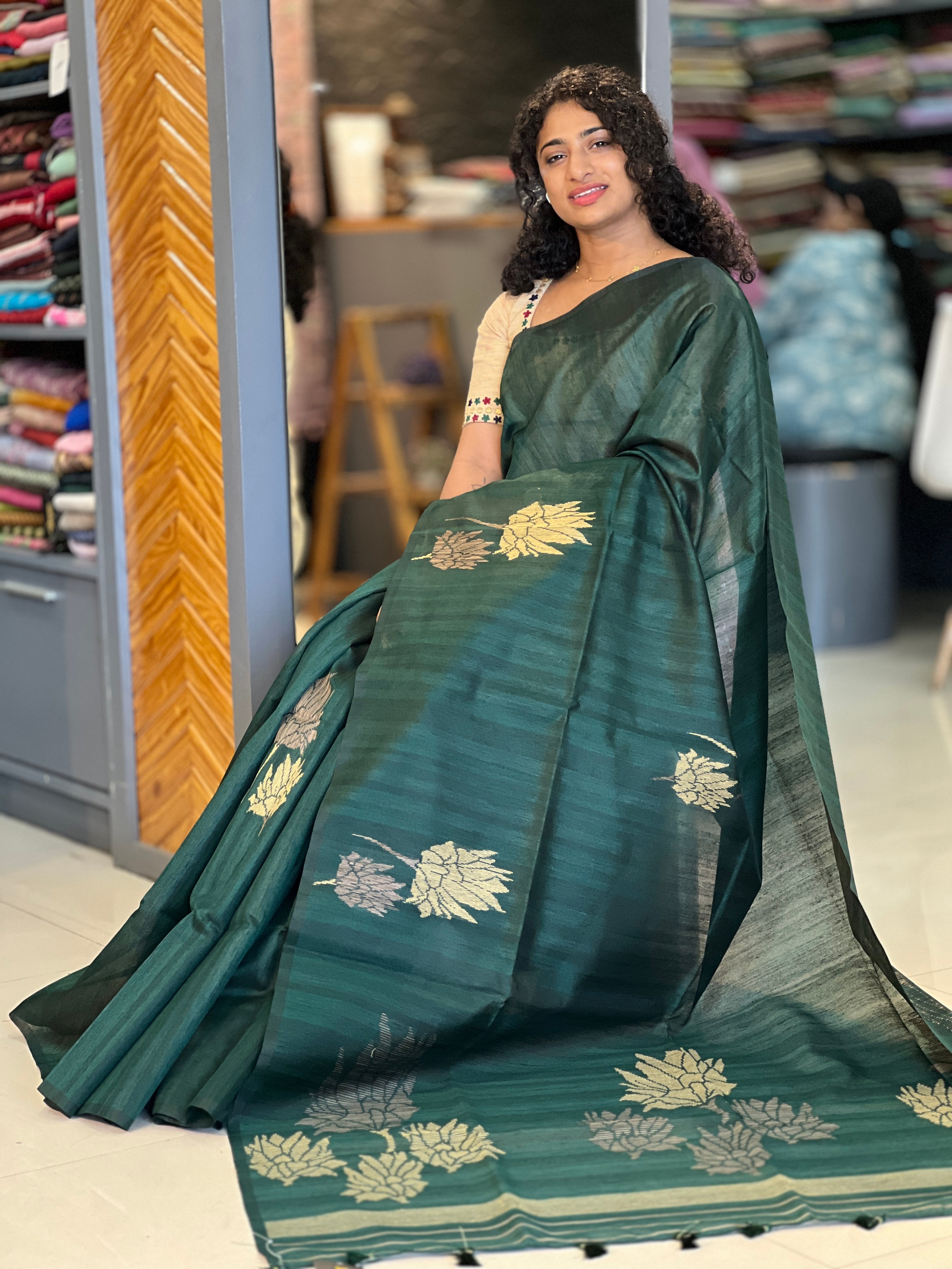Jamdani Weaving Geecha Tussar Finish Saree | YNG350