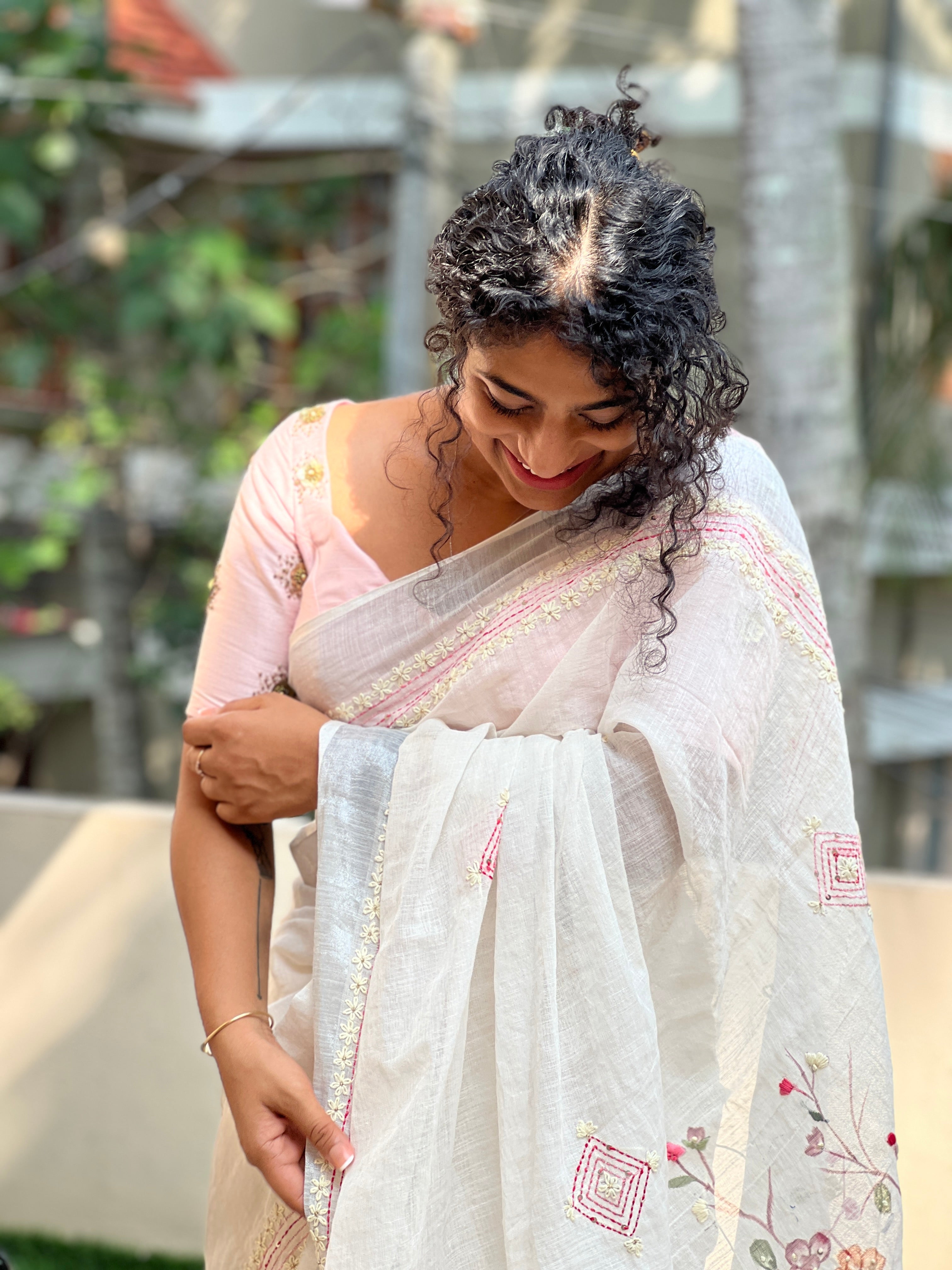 Lazy Daisy & Kantha Embroidery Linen Saree | RP403