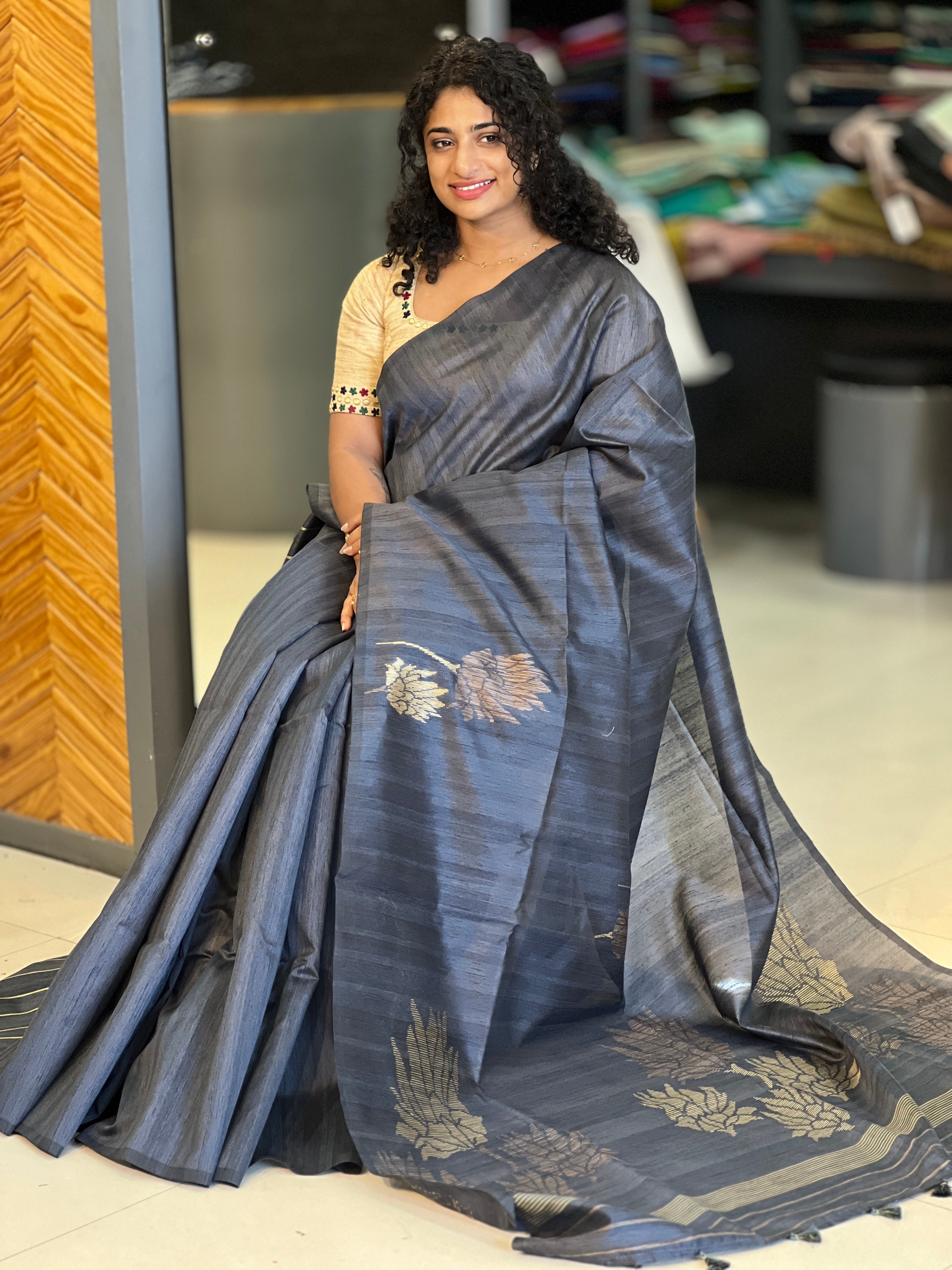 Jamdani Weaving Geecha Tussar Finish Saree | YNG350