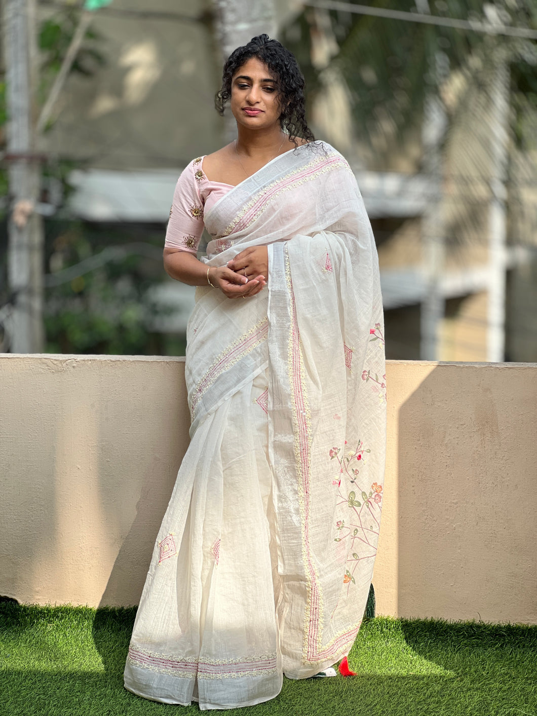 Lazy Daisy & Kantha Embroidery Linen Saree | RP403
