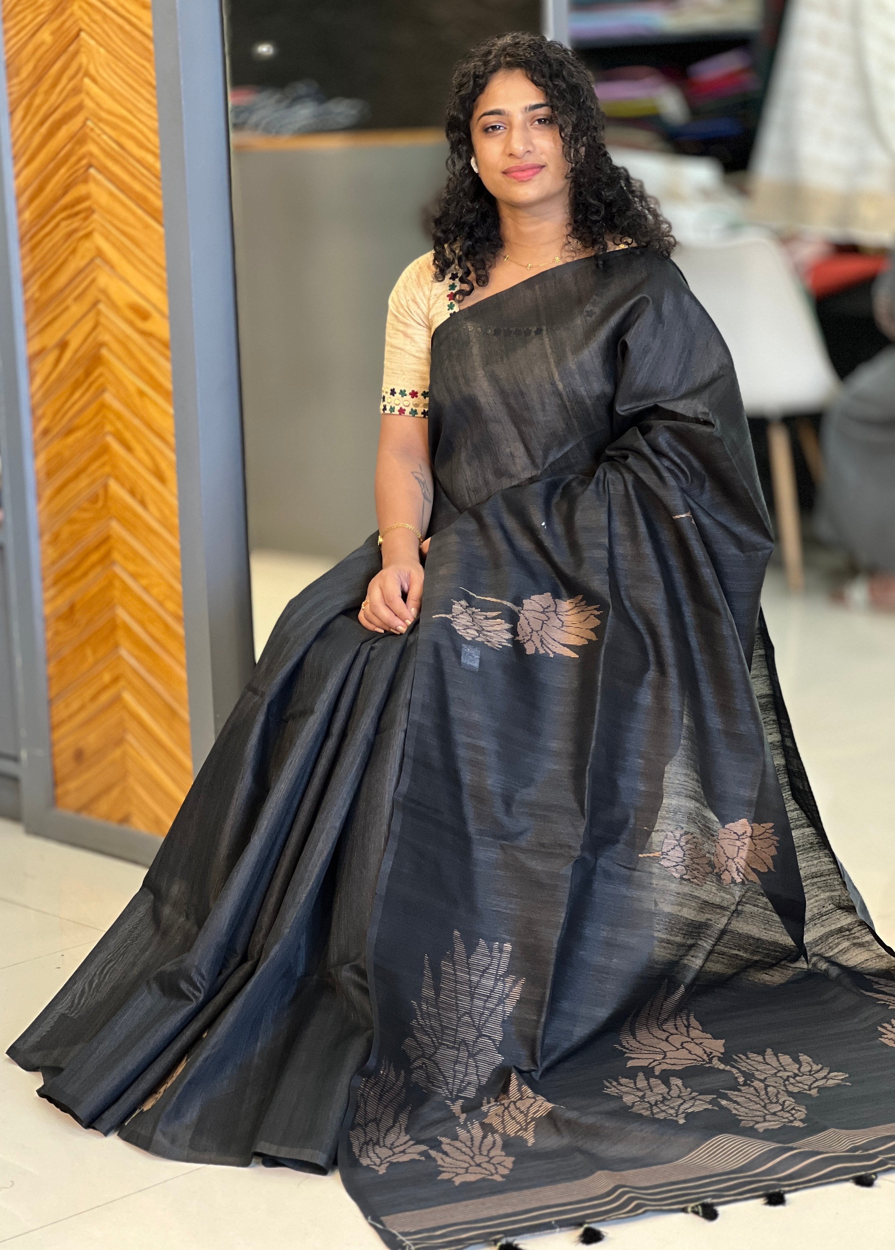 Jamdani Weaving Geecha Tussar Finish Saree | YNG350