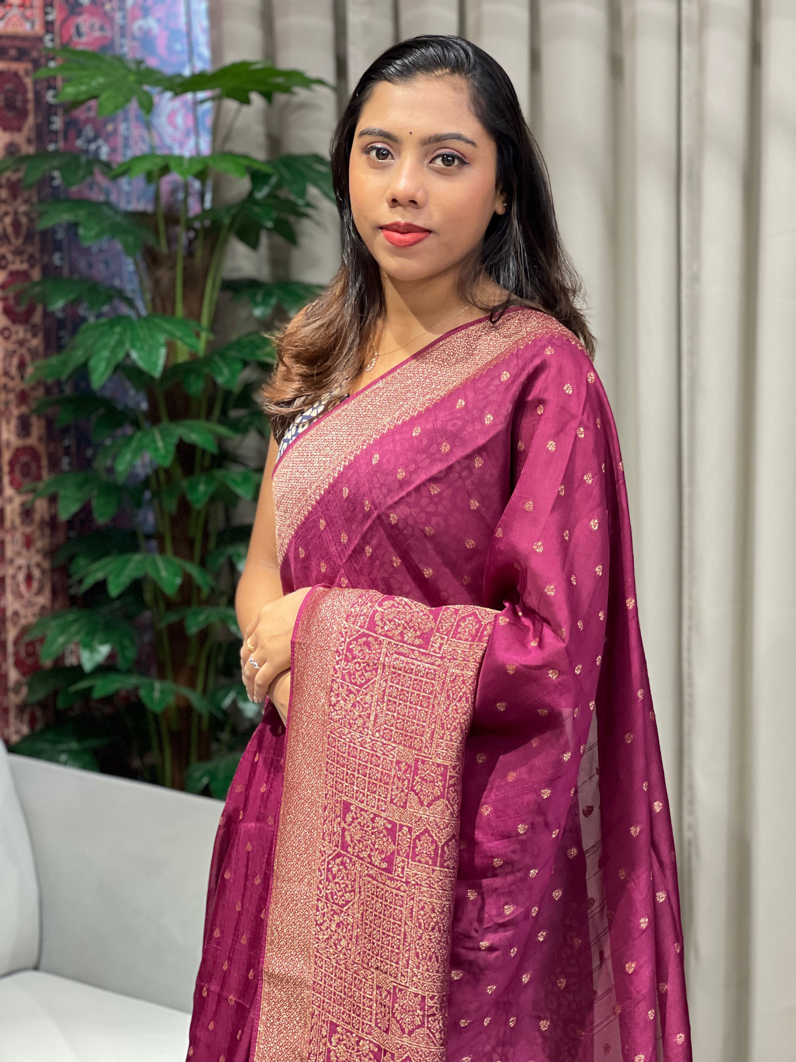 Zari and Thread Woven Banarasi Saree | YNG800