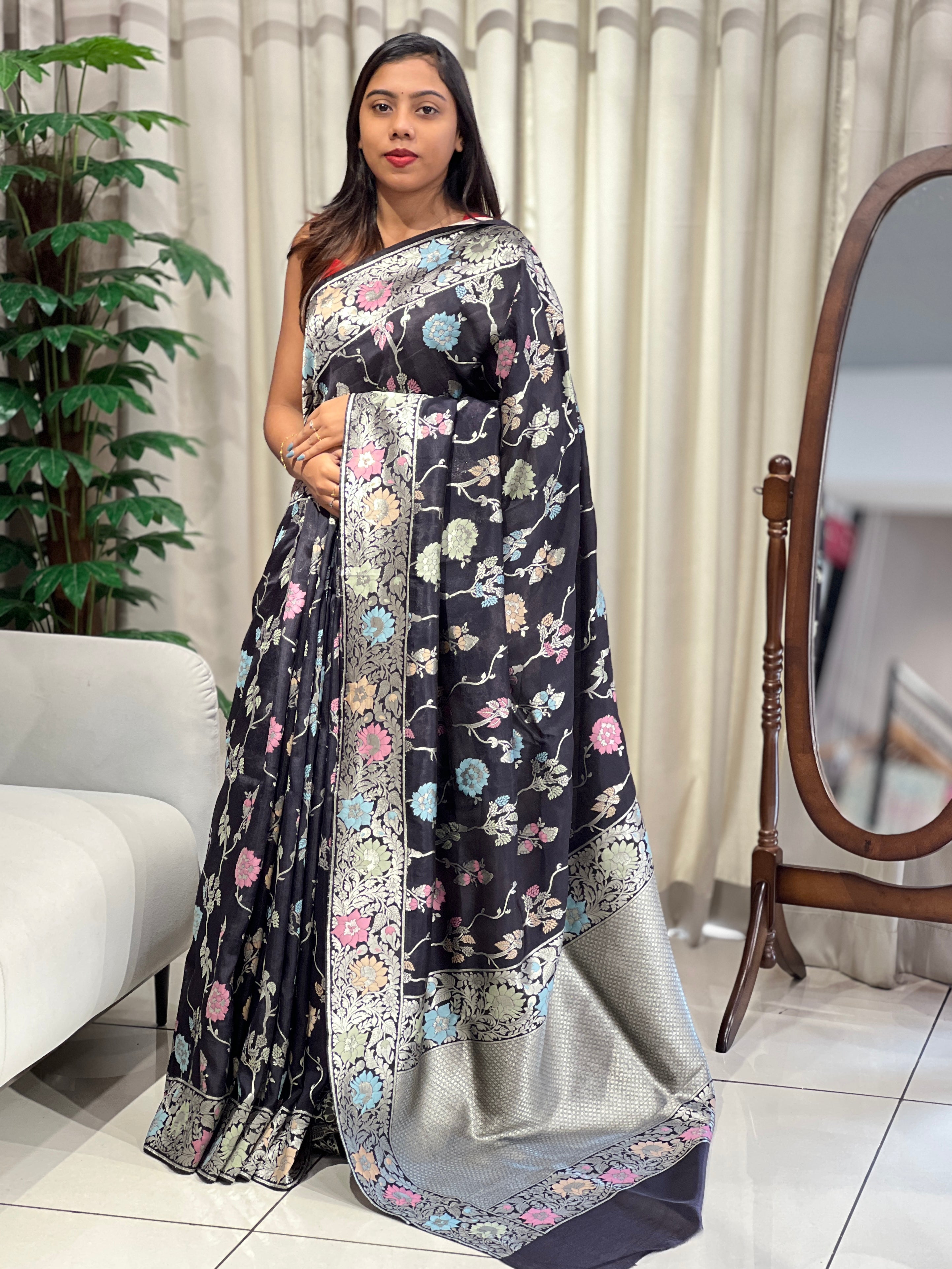 Zari And Thread Woven Banarasi Silk Saree | NN470