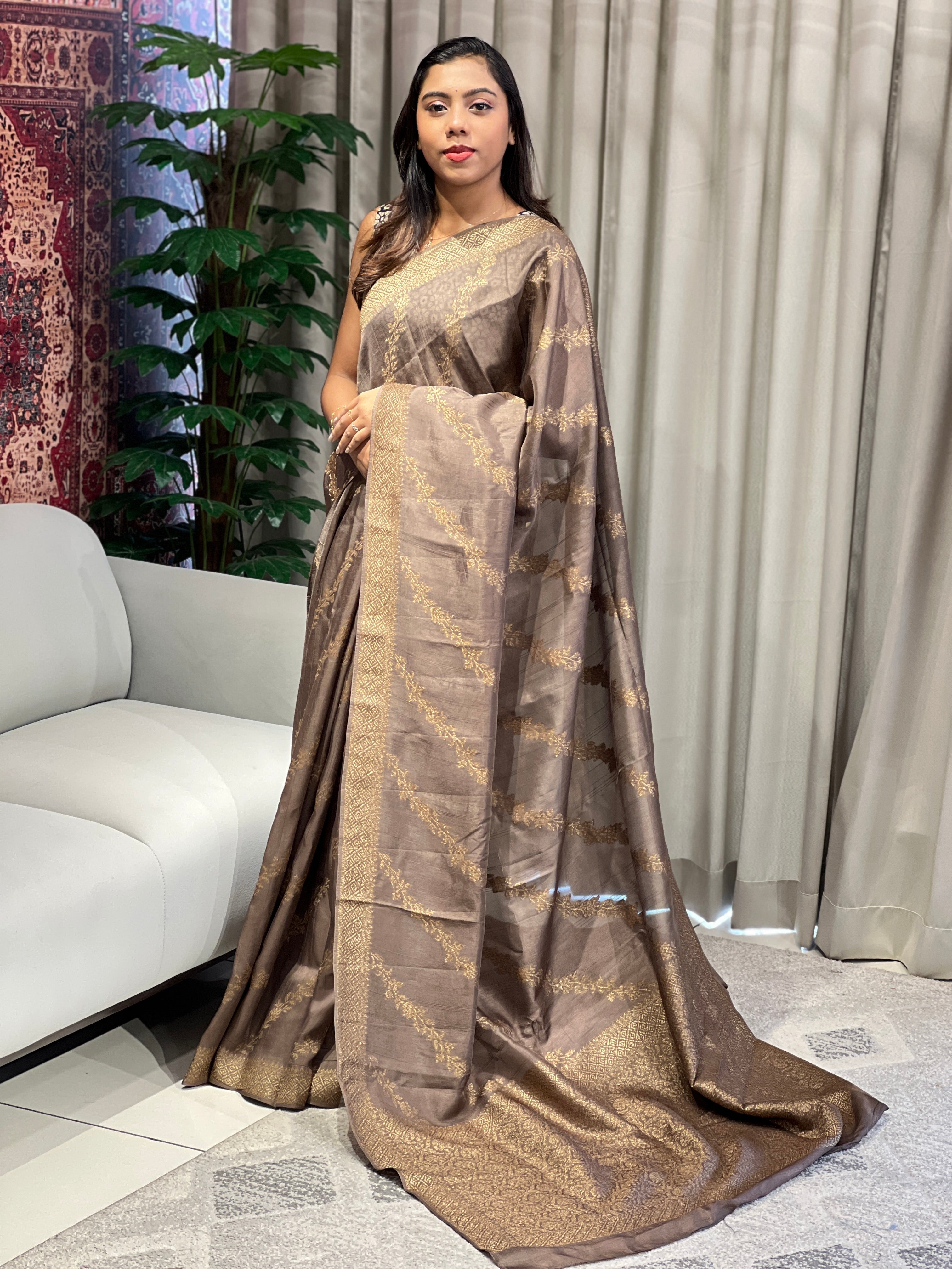 Zari And Thread Woven Banarasi Silk Saree | YNG803