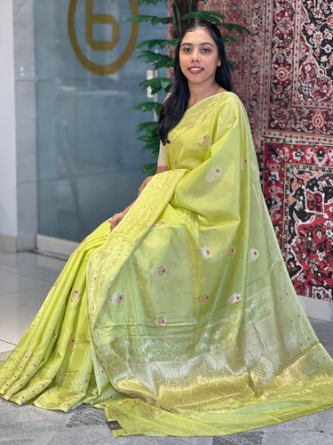 Zari & Thread Woven Floral Patterned Banarasi Silk Saree | NN312