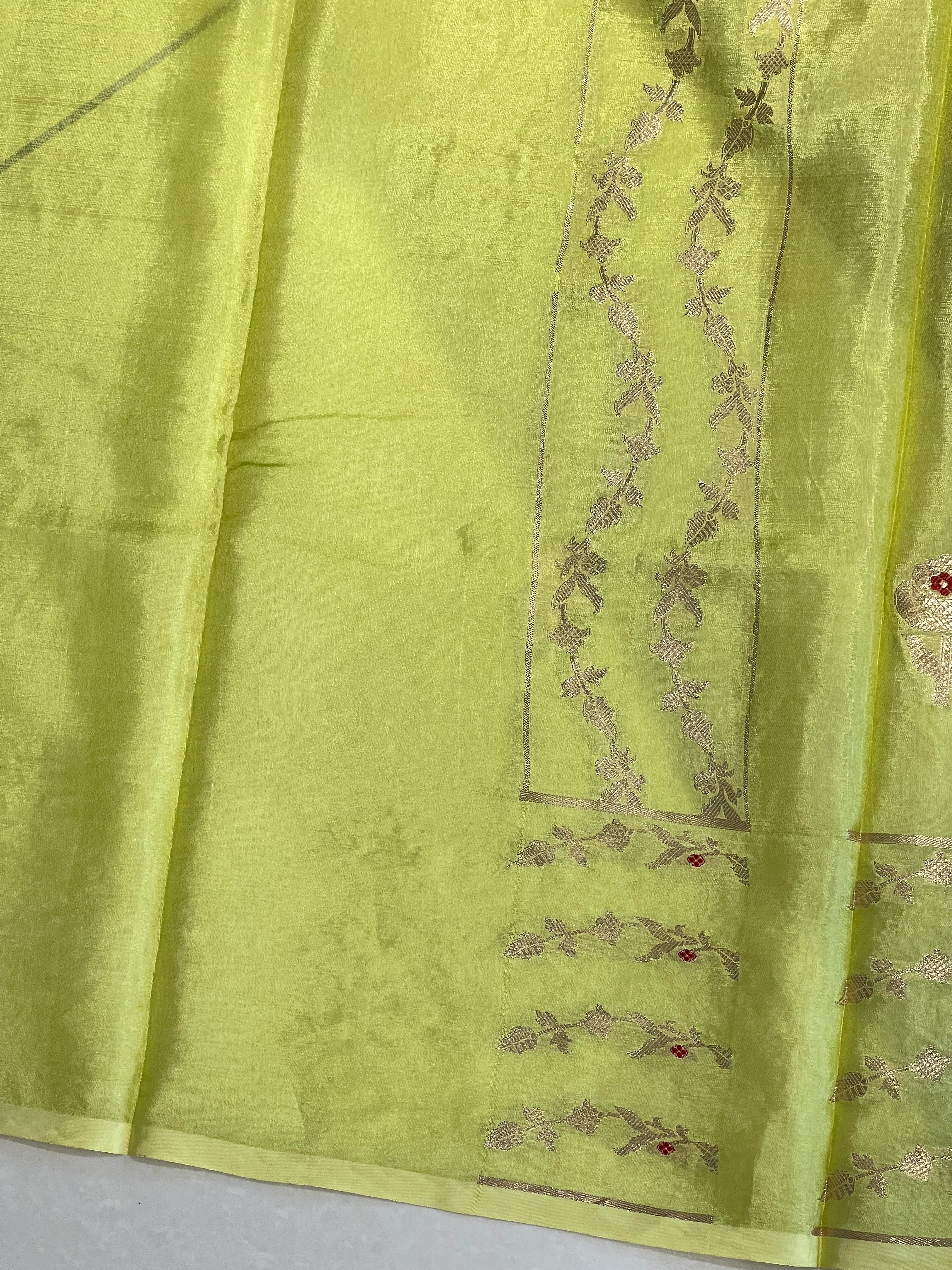 Zari & Thread Woven Floral Patterned Banarasi Silk Saree | NN312