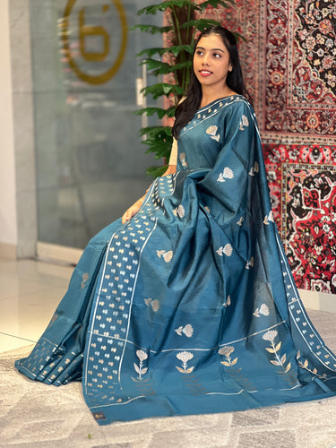 Silver & Golden Zari Woven Floral Patterned Banarasi Silk Saree | NN311
