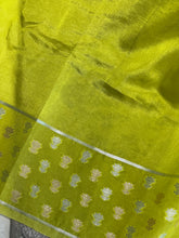 Silver & Golden Zari Woven Floral Patterned Banarasi Silk Saree | NN310