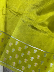 Silver & Golden Zari Woven Floral Patterned Banarasi Silk Saree | NN310