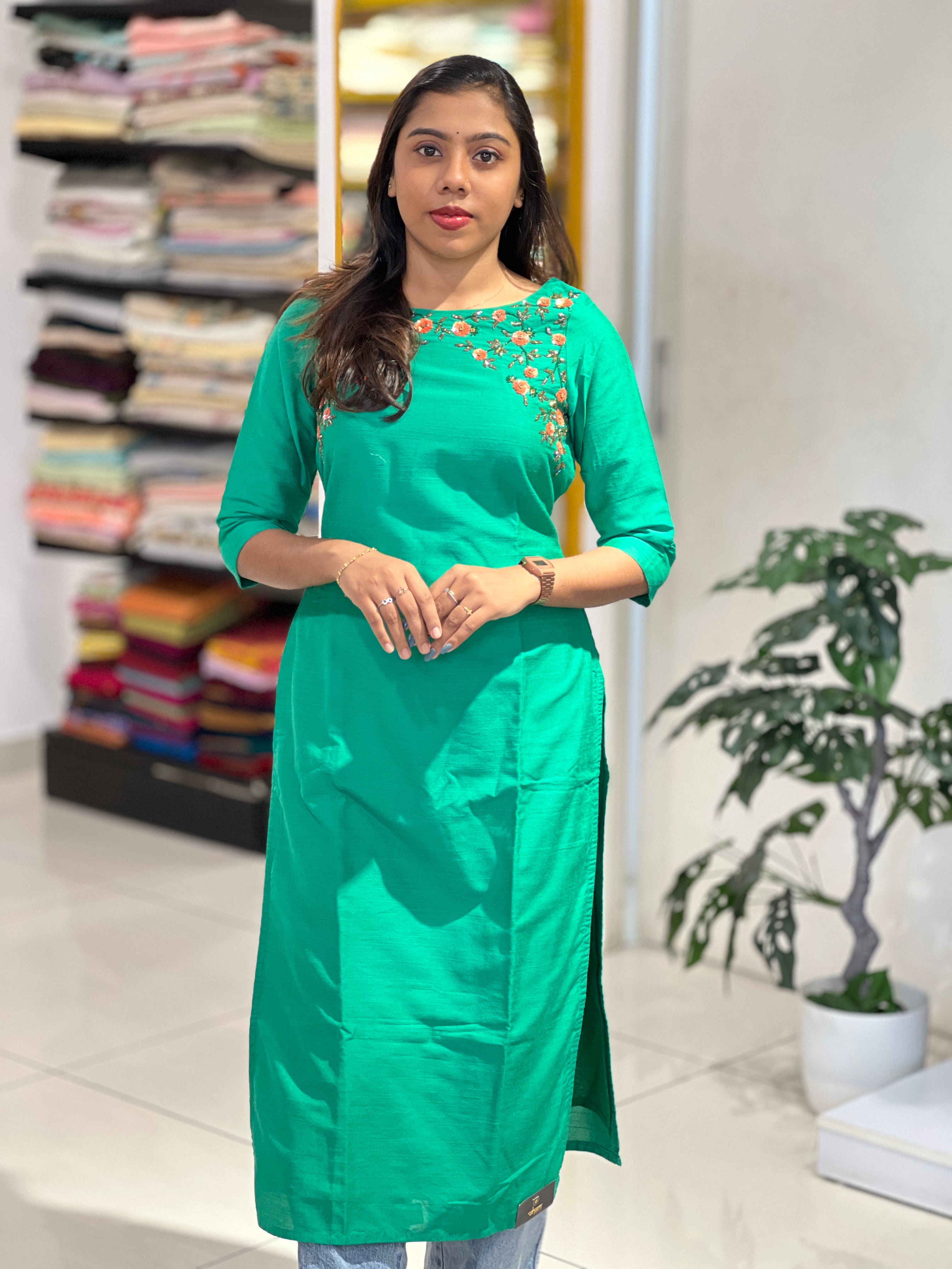 Floral Embroidery Detailed Cotton Kurta | DNT104