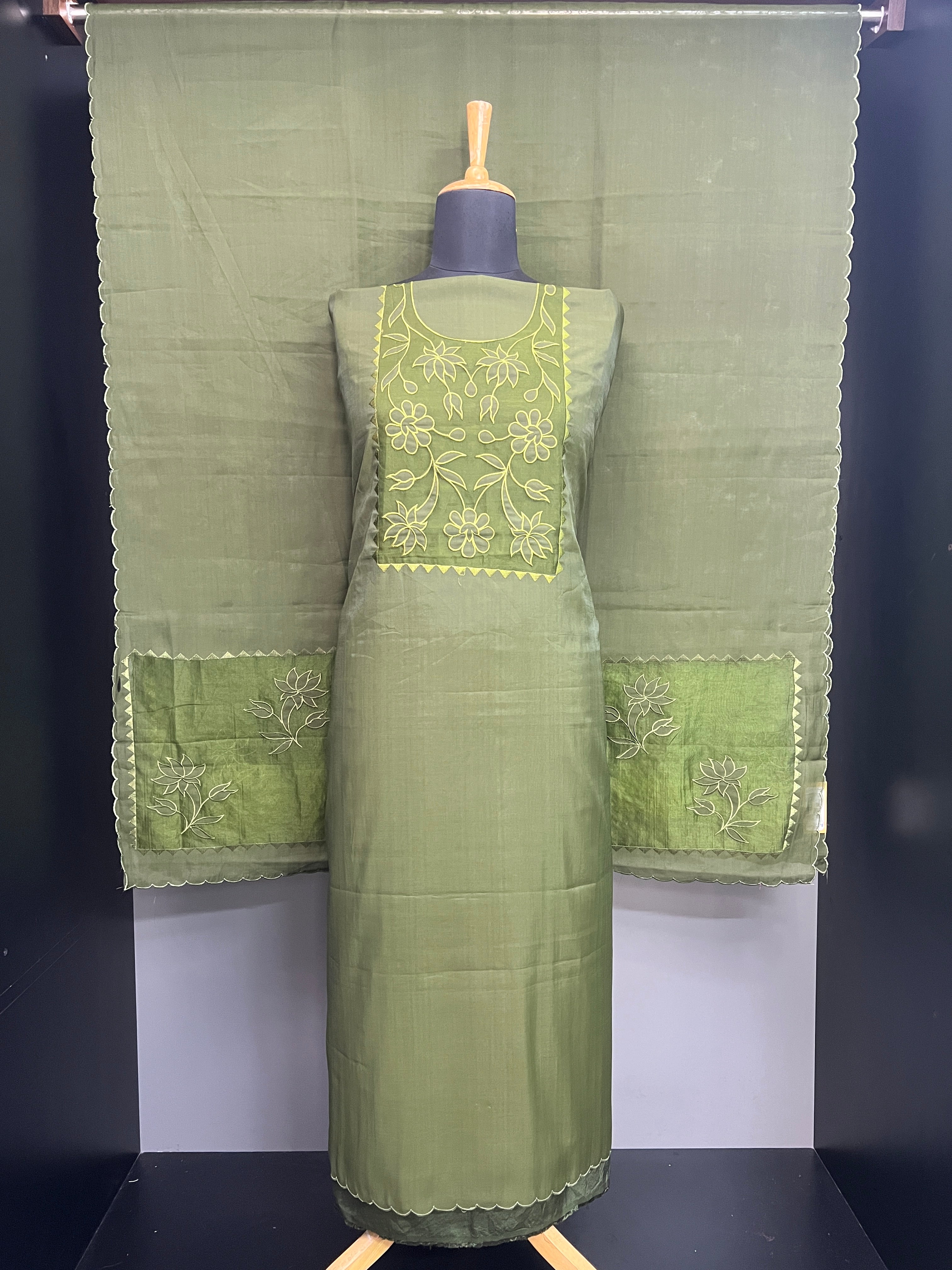 Applique Work Detailed Muslin Finish Salwar Set | MM302