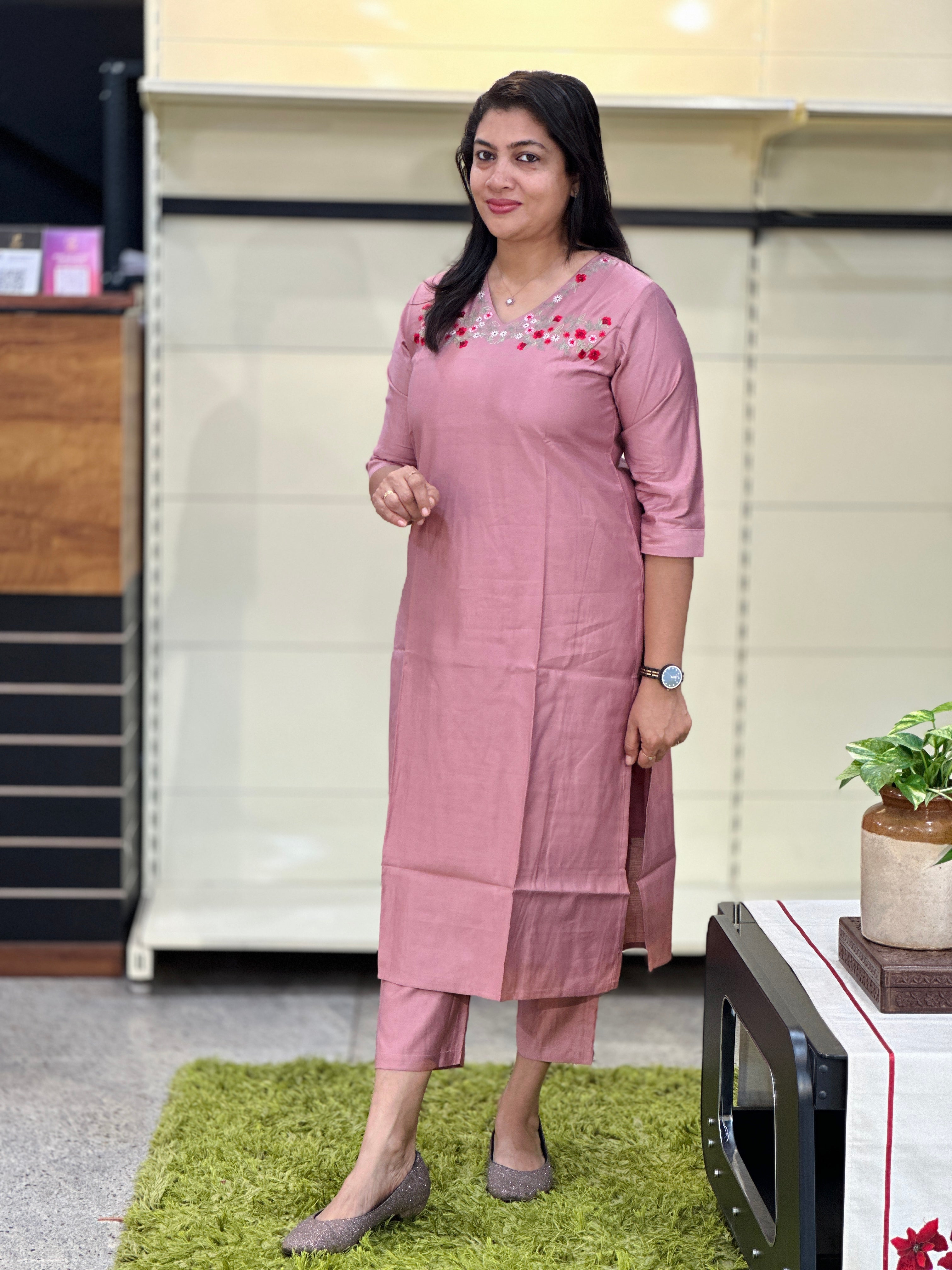 Floral Embroidery Detailed Slub Rayon Kurta Set | SRF166