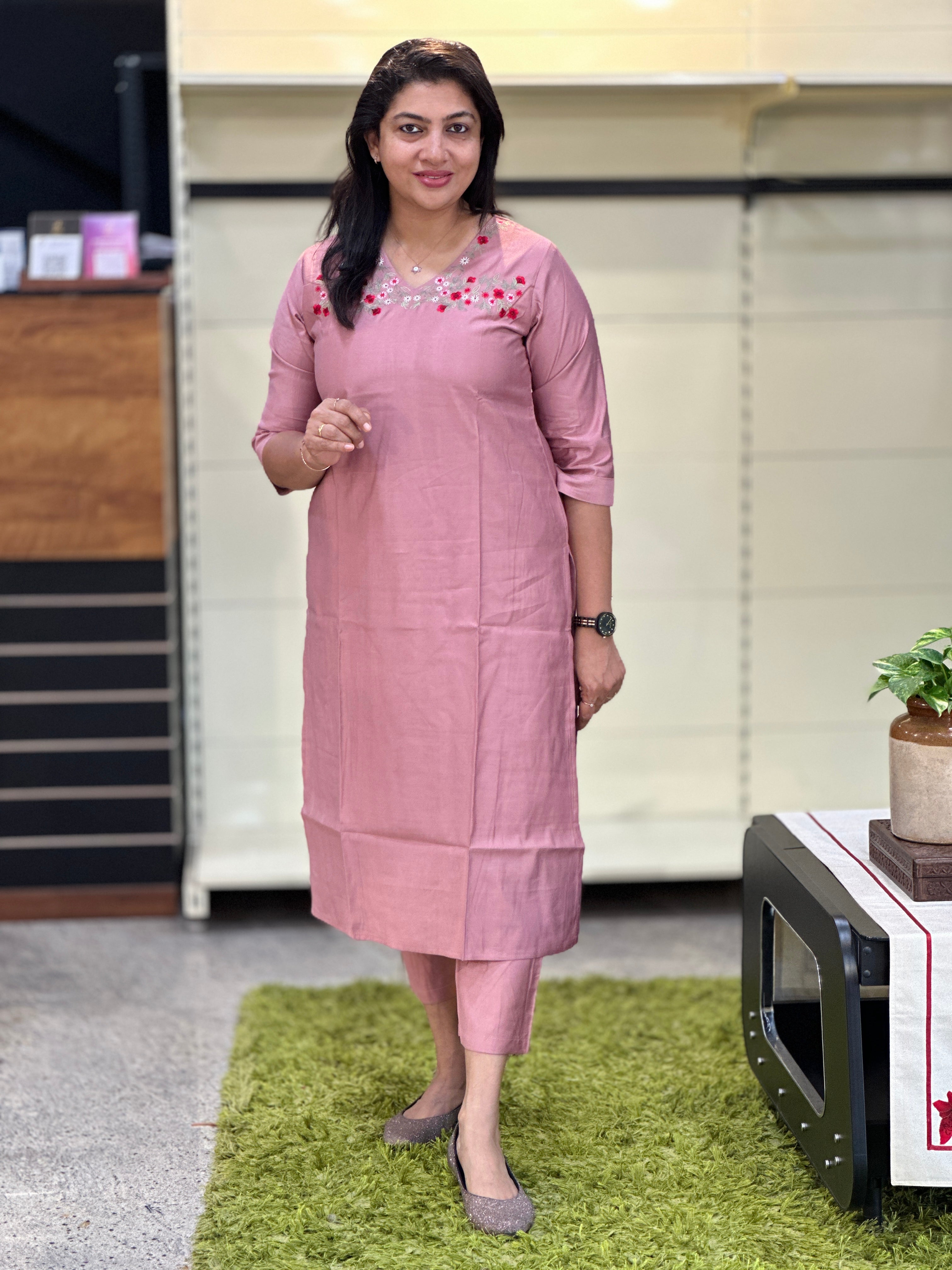 Floral Embroidery Detailed Slub Rayon Kurta Set | SRF166