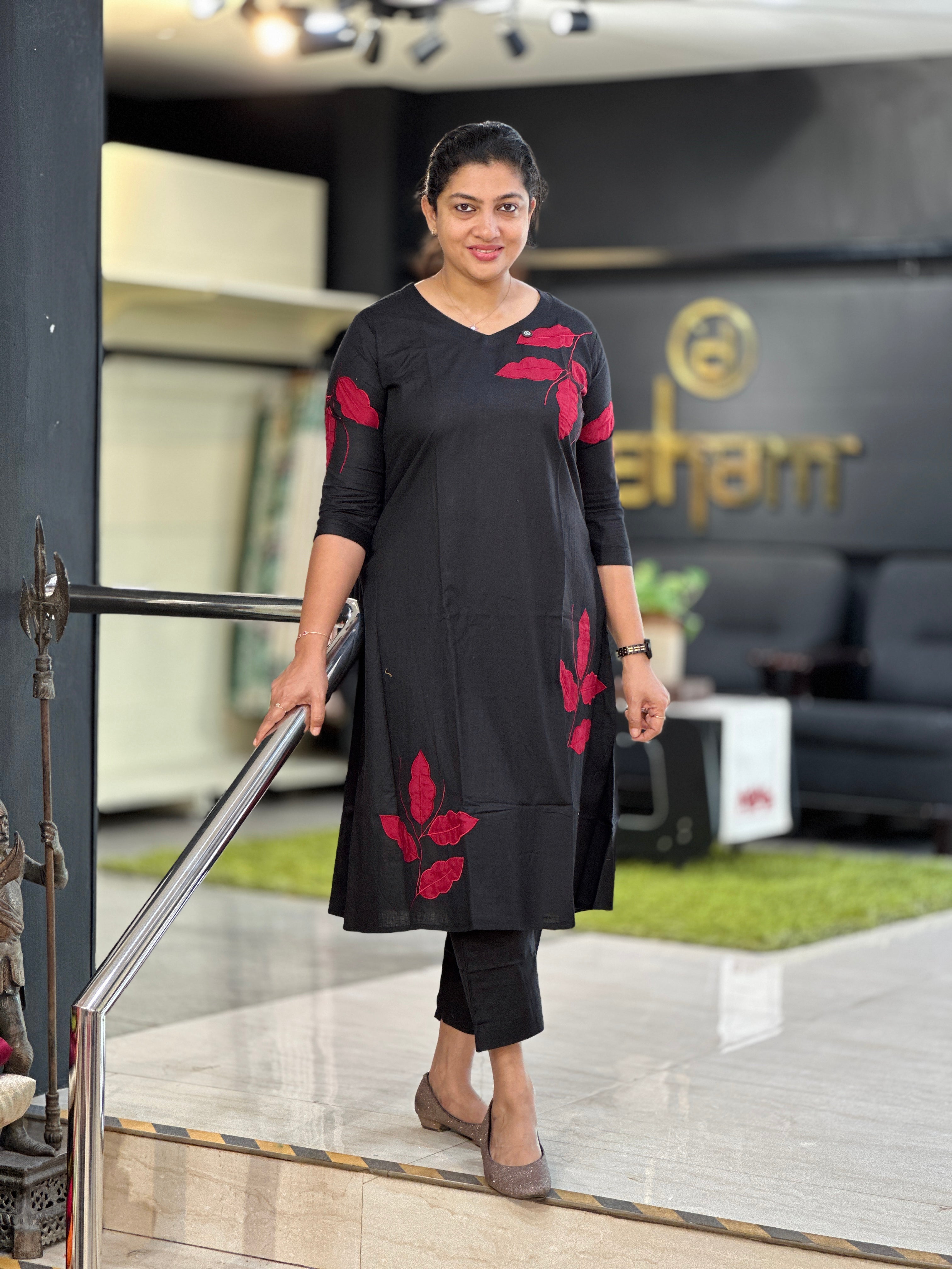 Leaf Applique Work Detailed Cotton Kurta Set | SRF169