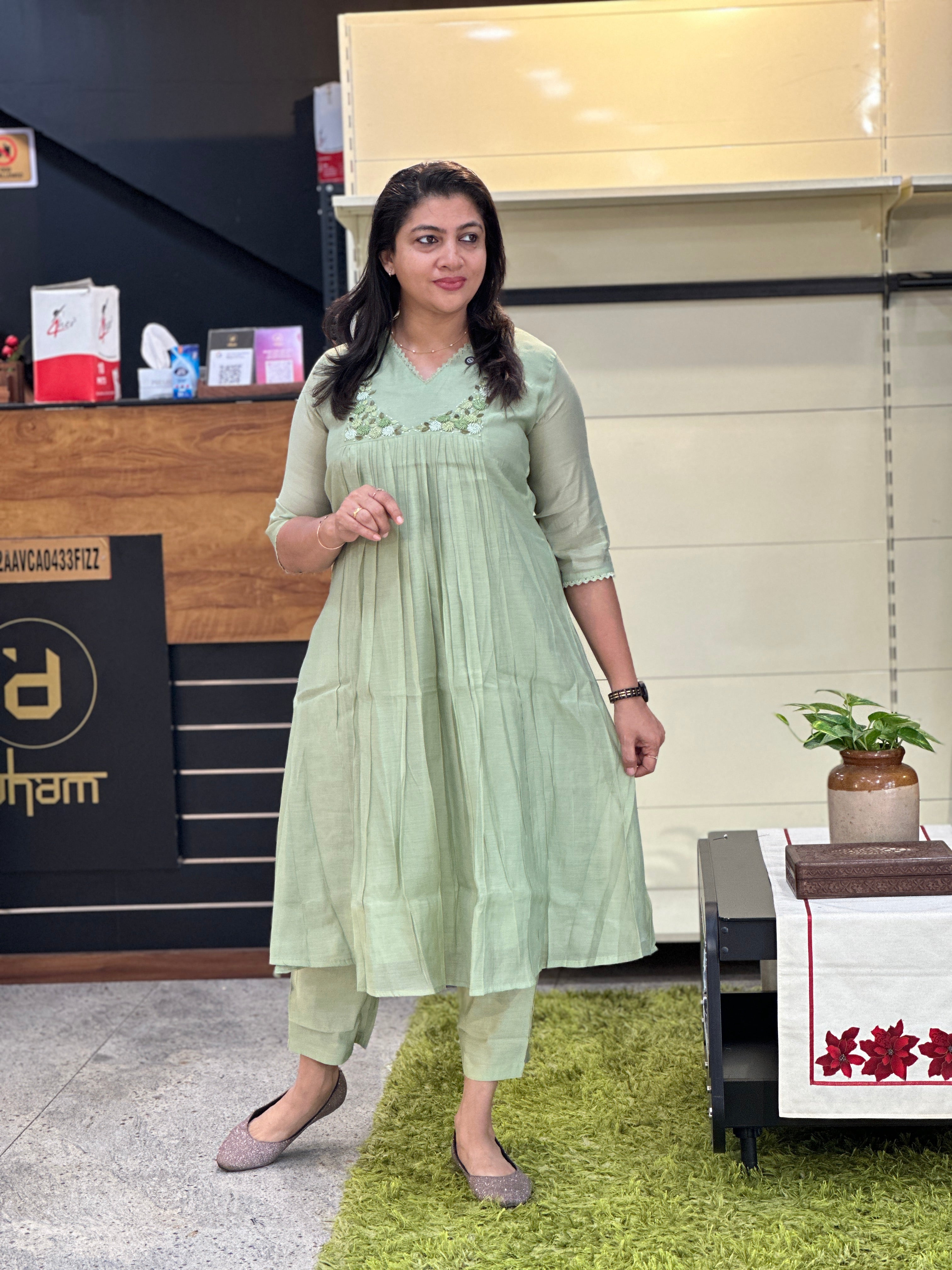 Hand Embroidery Detailed Mul Chanderi Kurta Set | SRF142