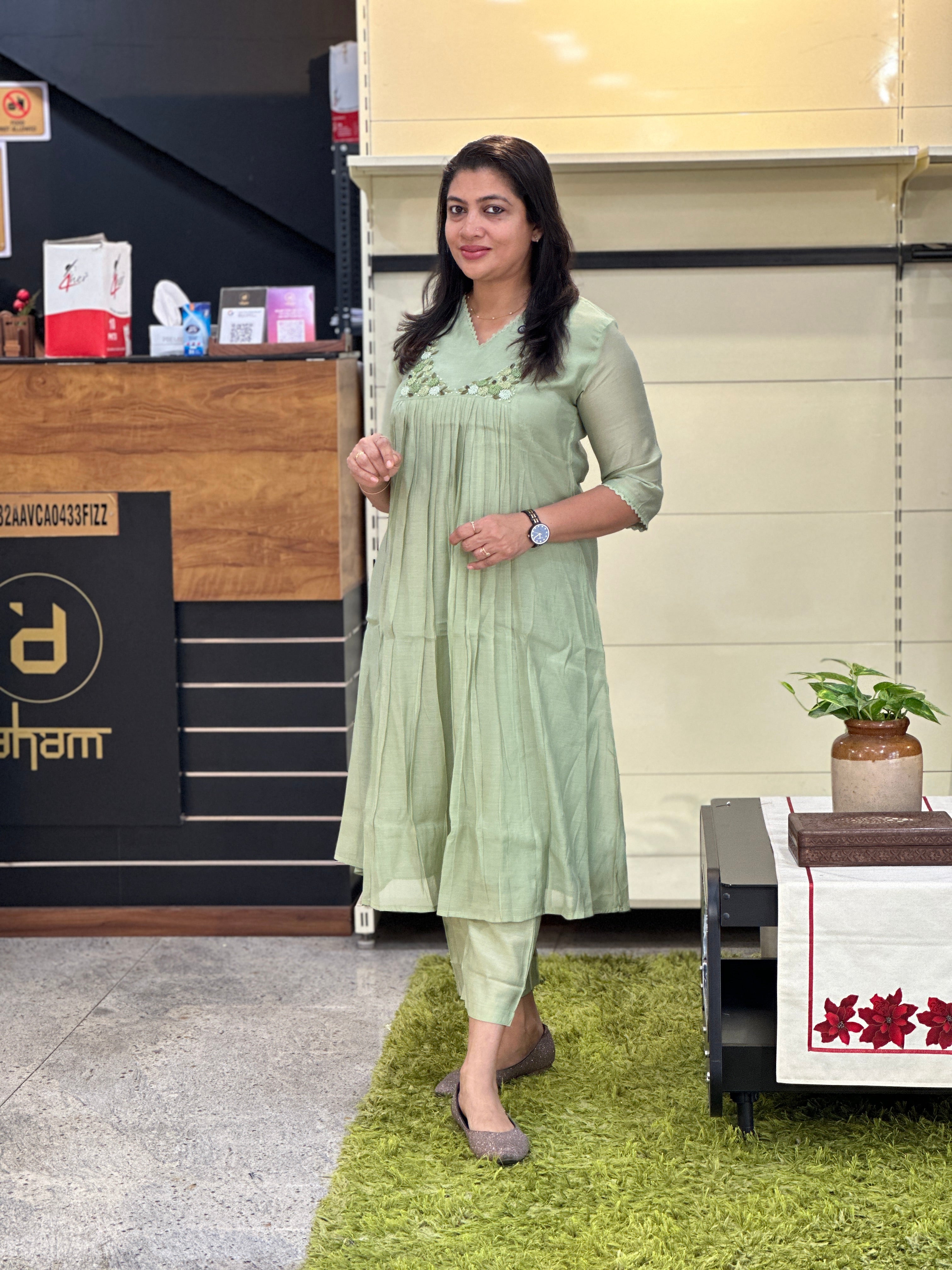 Hand Embroidery Detailed Mul Chanderi Kurta Set | SRF142