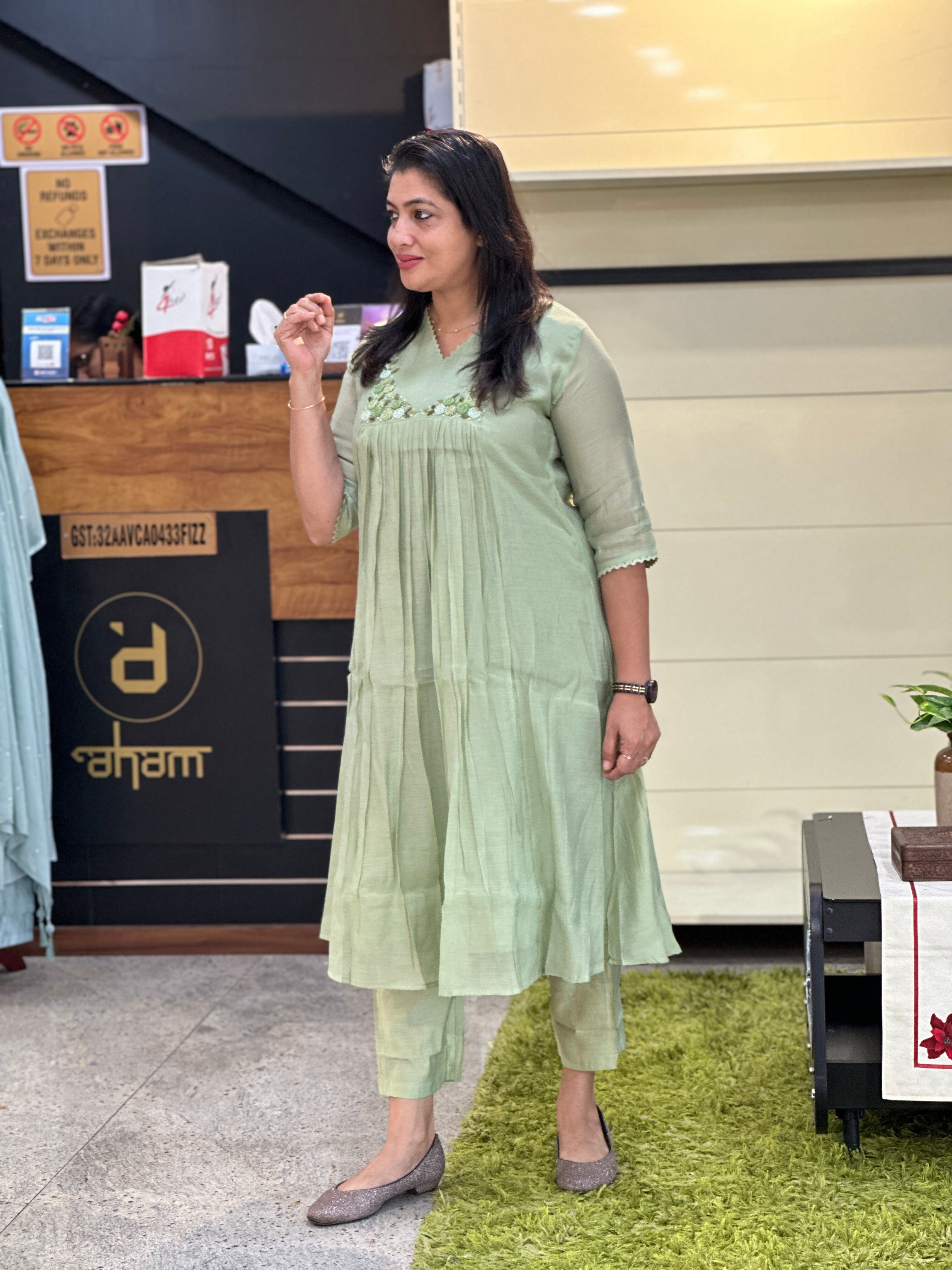 Hand Embroidery Detailed Mul Chanderi Kurta Set | SRF142