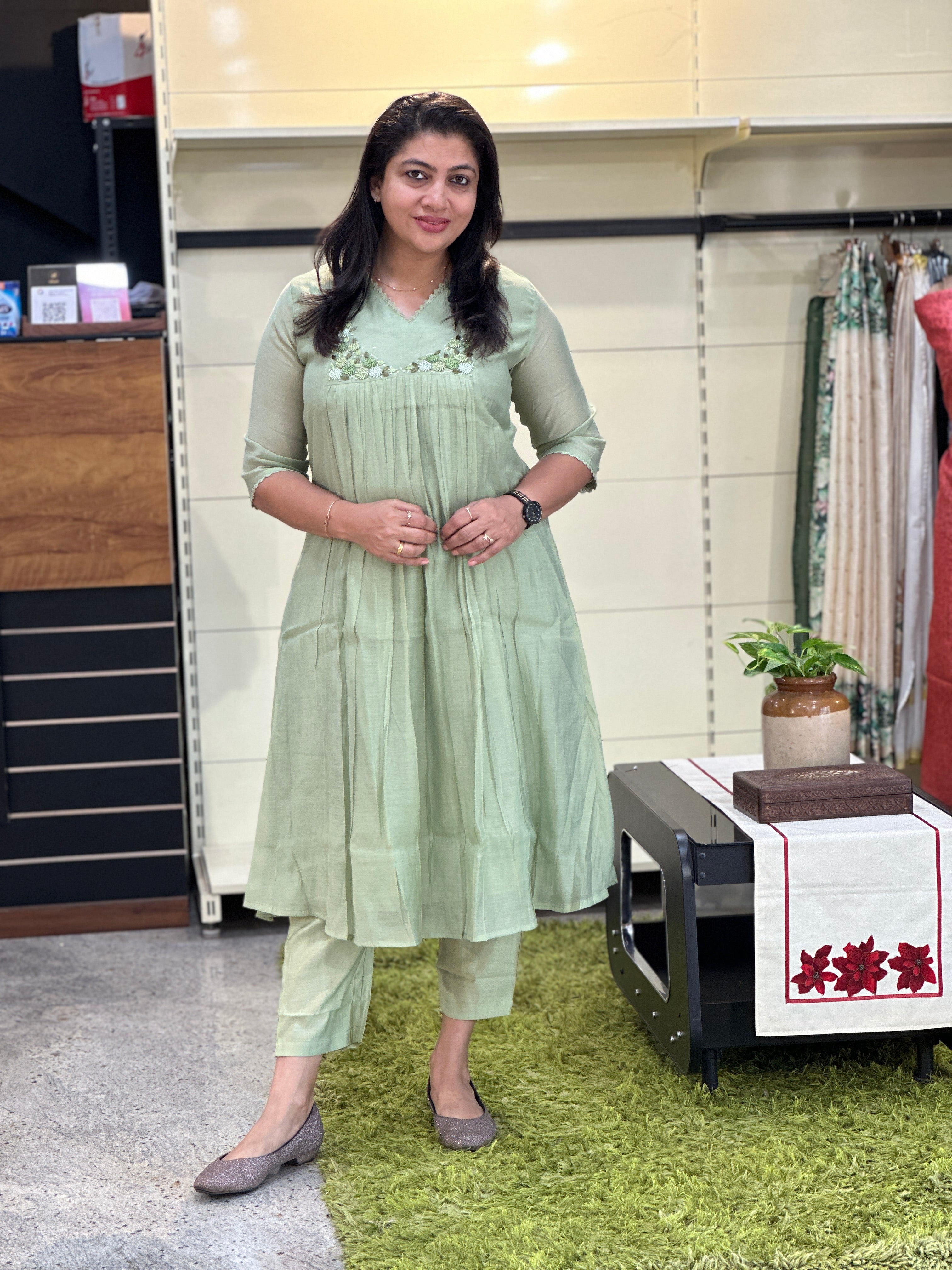 Hand Embroidery Detailed Mul Chanderi Kurta Set | SRF142