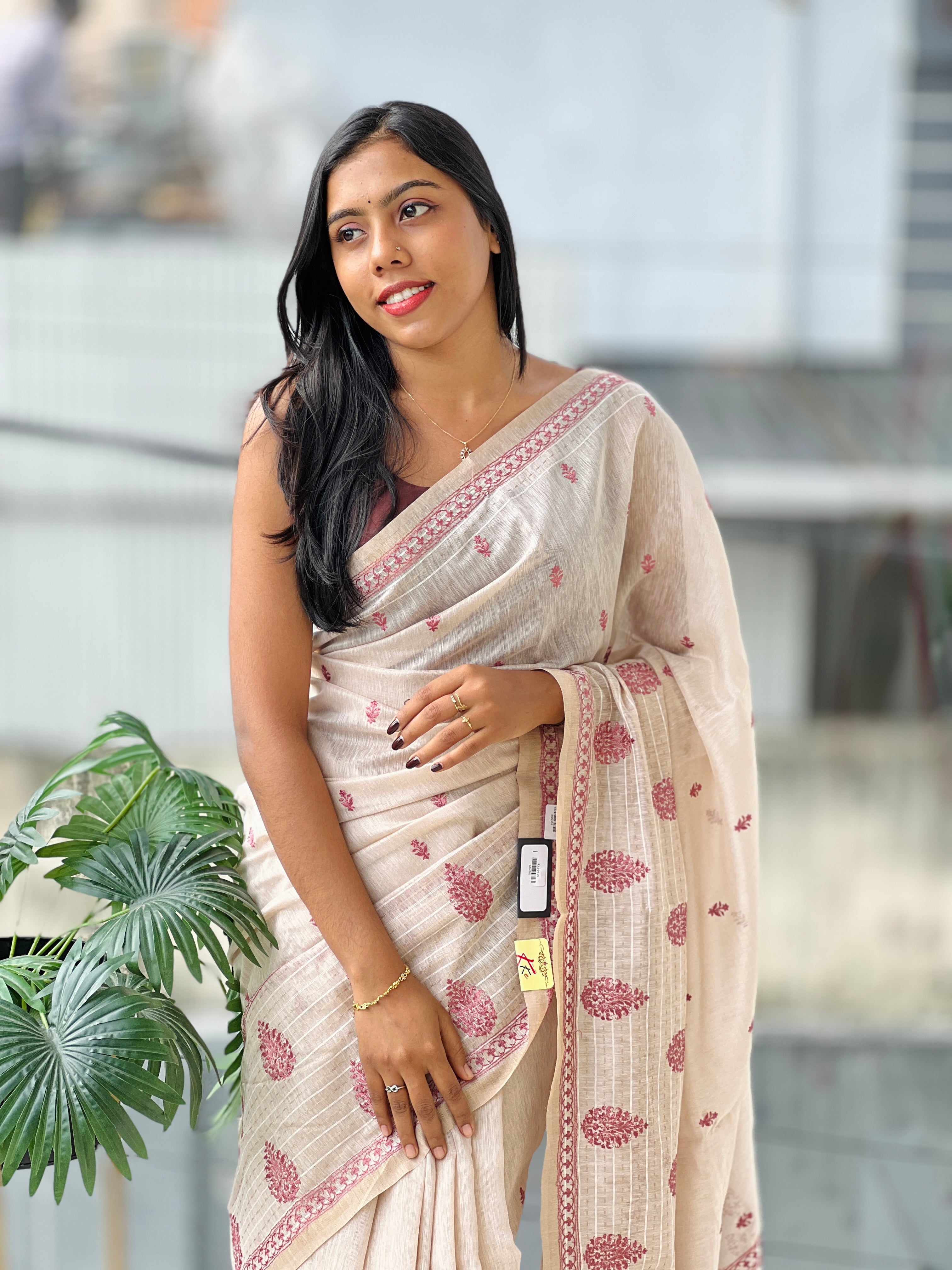 Computerized Embroidery Detailed Linen Saree | SSN303