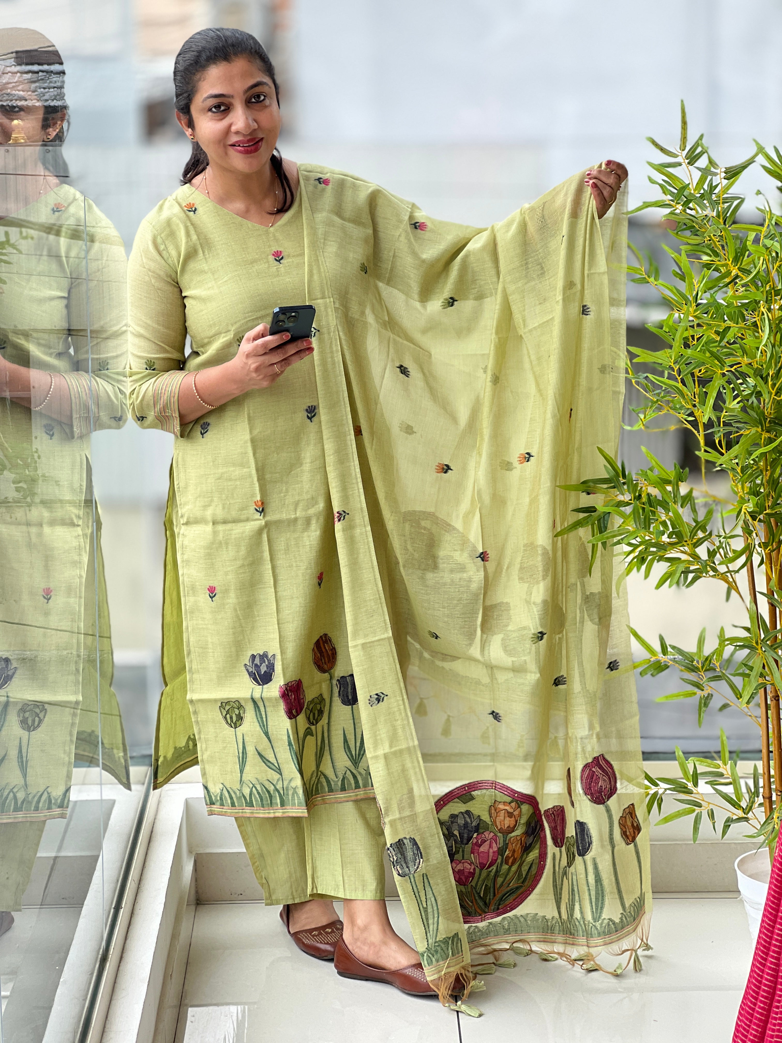 Floral Weaved Pattern Chanderi Kurta Set | SSN526