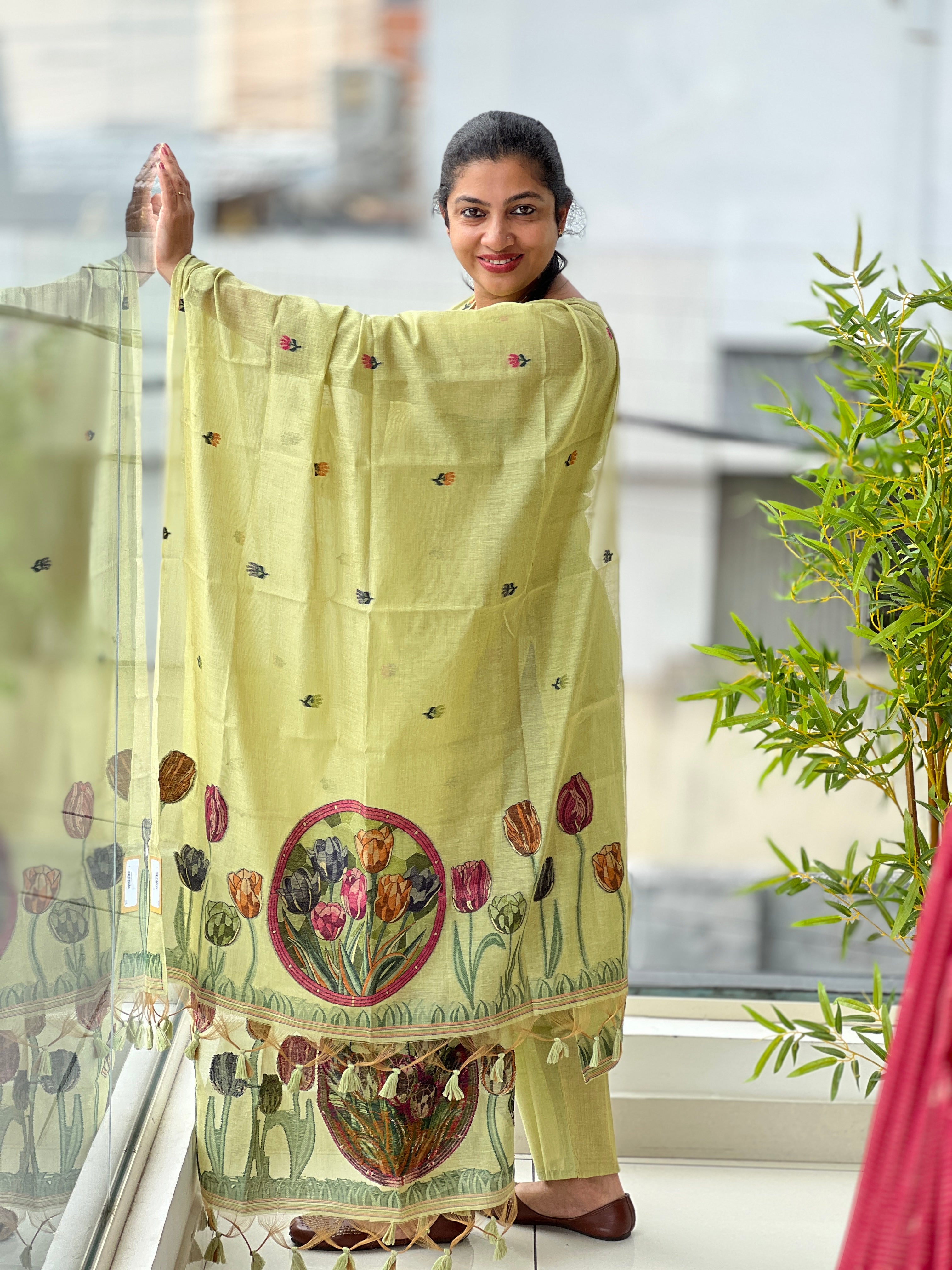 Floral Weaved Pattern Chanderi Kurta Set | SSN526